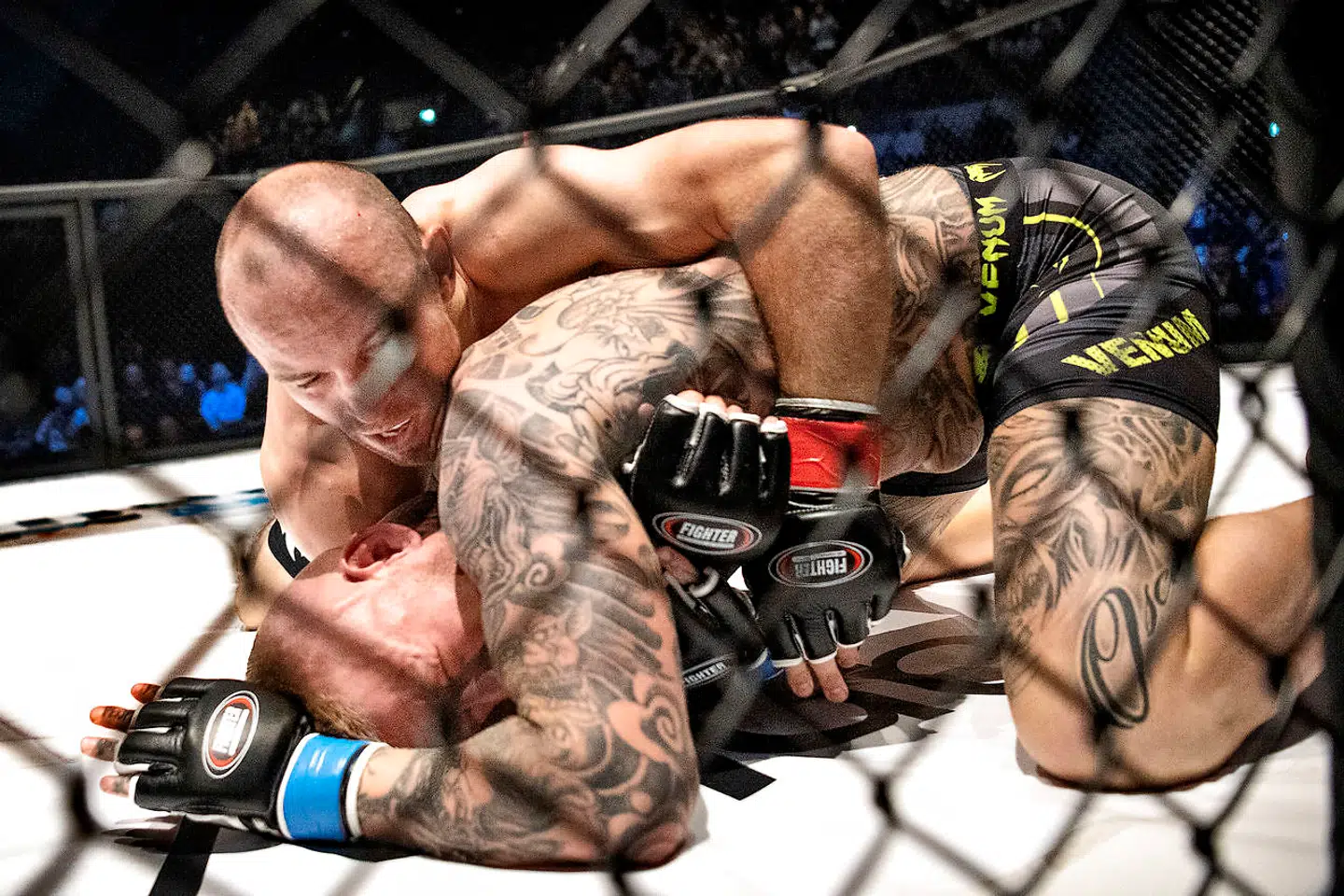 Mark O. Madsen (øverst i billedet) i kamp mod Patrick Nielsen. Olympian Fight Night i KB Hallen lørdag 8.januar 2019.
