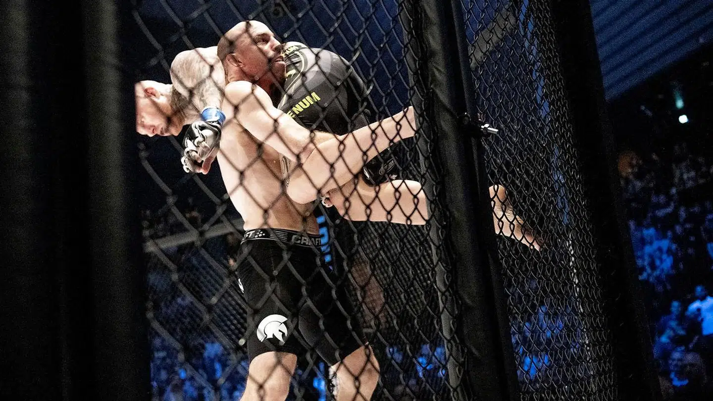 Fast greb: Mark O. Madsen svinger rundt med Patrick Nielsen. Olympian Fight Night i KB Hallen lørdag 8.januar 2019.