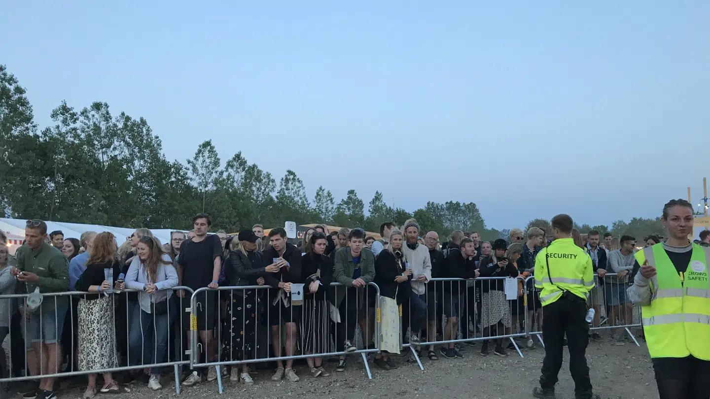 Adskillige festivalgængere måtte nøjes med at lytte til Saveus, da scenen blev lukket.