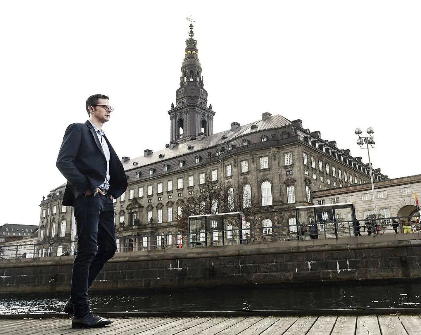 Alex Vanopslagh har tidligere langet ud efter ledelsen i sit parti for ikke at forfølge liberale værdier. Særligt da Liberal Alliance i 2016 stemte for en finanslov, der udvidede den offentlige sektor. Han mente, at 'man var faldet i søvn'.