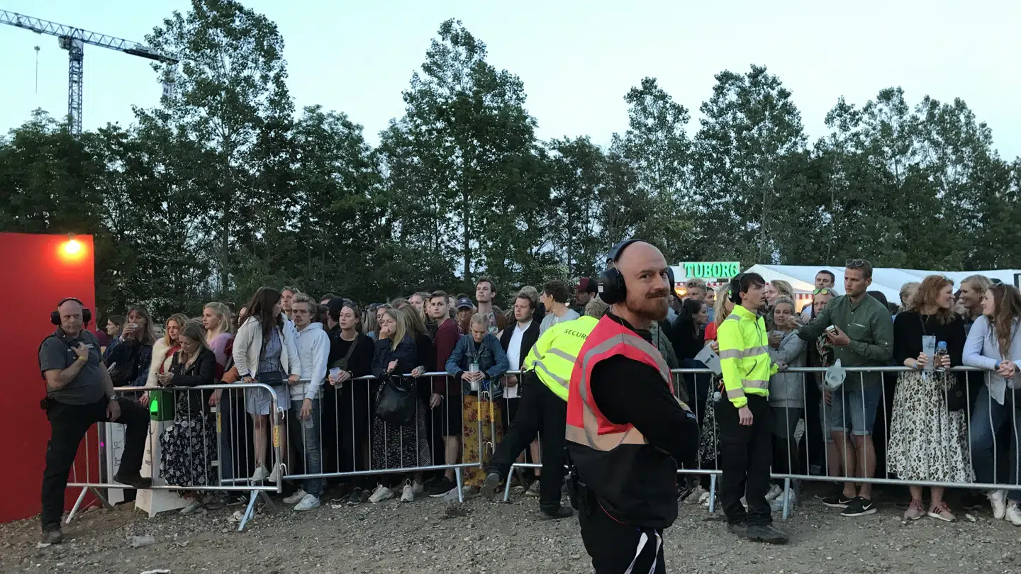 Adskillige fans blev holdt væk fra området foran Red Stage. Der var sat et stort hegn op, som holdt dem væk.