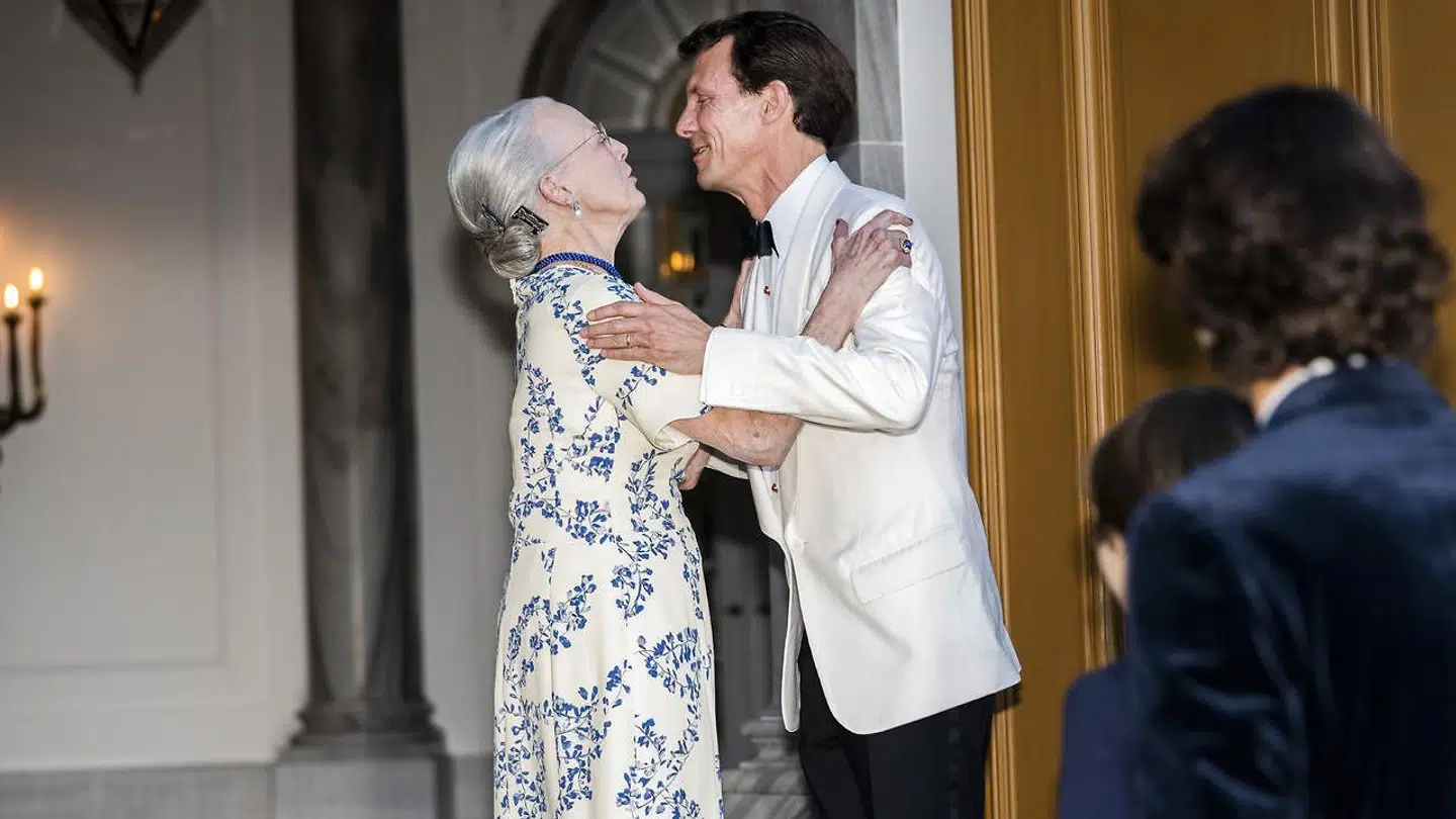 Aftenens værtinde, dronning Margrethe, tager imod hovedpersonen, prins Joachim, i døren til Christian VII's Palæ på Amalienborg i København, før en middag i anledning af prins Joachims 50 års fødselsdag, fredag den 7. juni 2019.