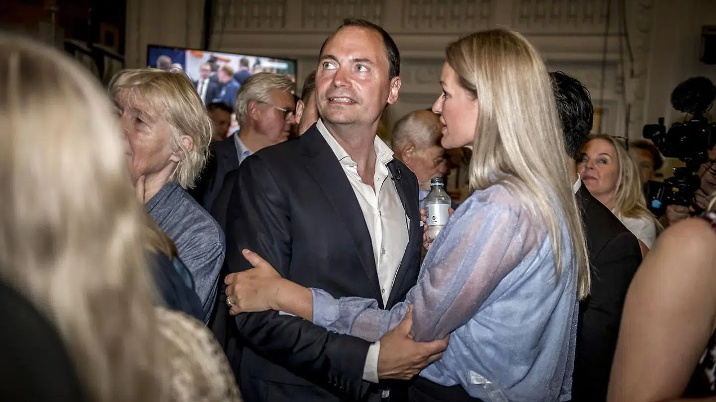 Tommy Ahlers og Britt Bager følger spændt med i udviklen under valgfesten onsdag aften.