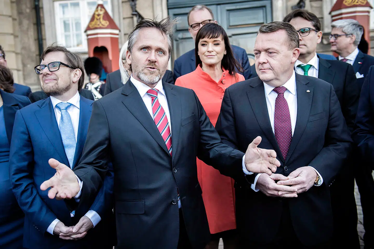 Den nye trekløverregering under statsminister Lars Løkke Rasmussen (th) præsenteres på Amalienborg Slotsplads mandag d.28. november 2016. Udenrigsminister Anders Samuelsen (im).. (Foto: Thomas Lekfeldt/Scanpix 2016)