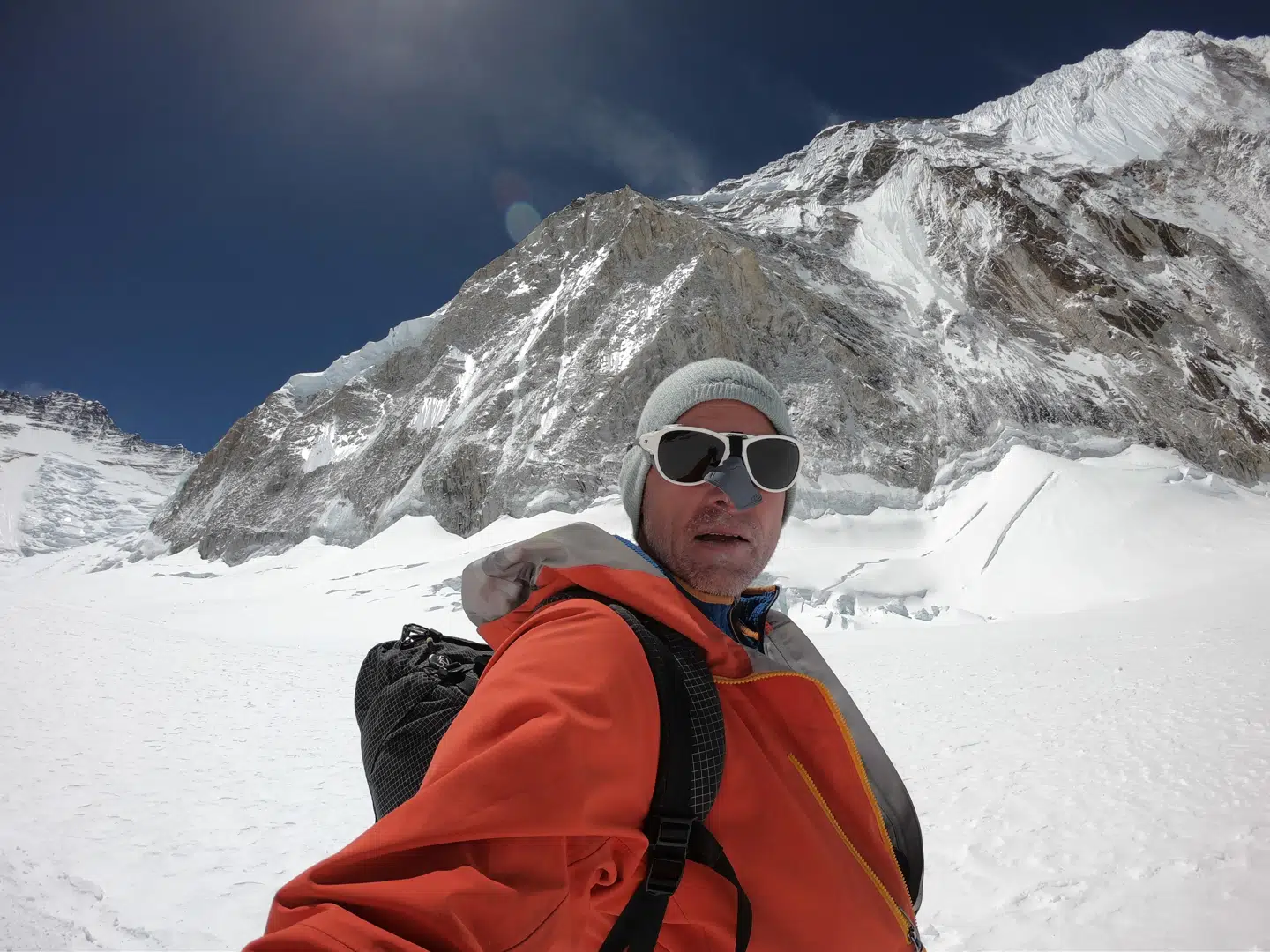 Den engelske klatrer Nick Hollis på vej mod toppen af Mount Everest.