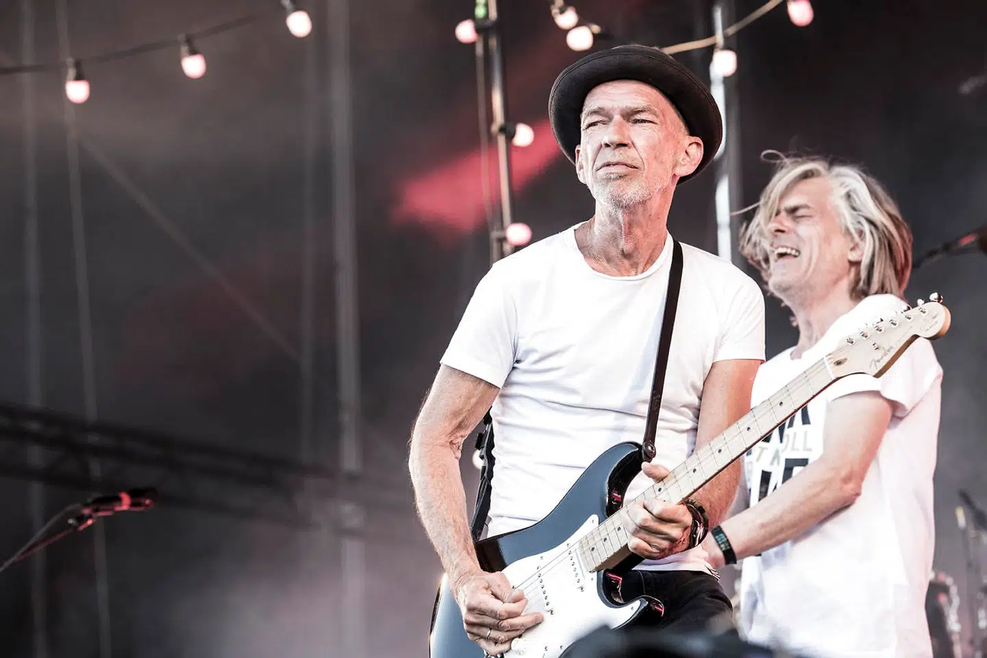 Peter A.G. med sin guitarist Per Frost i front.