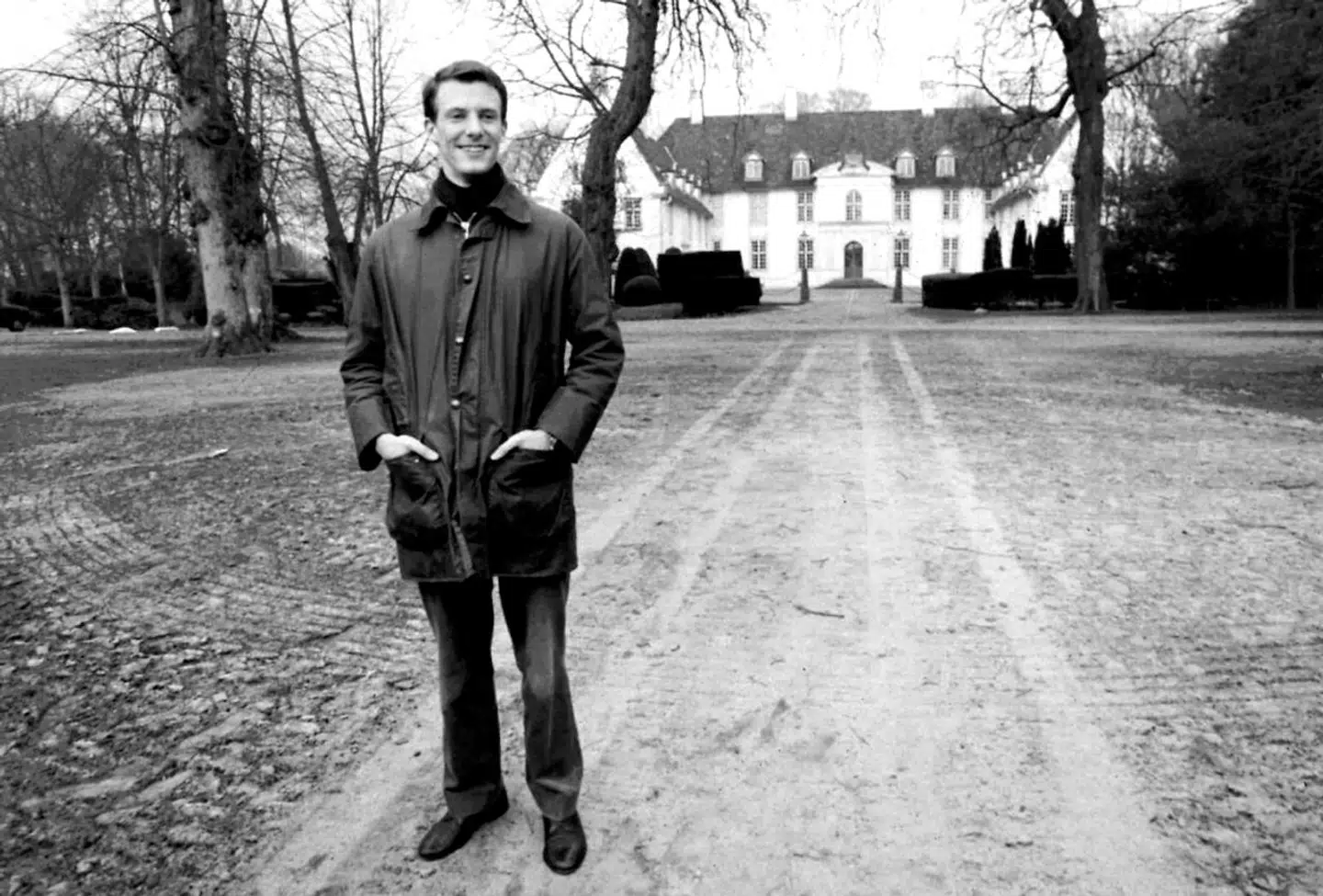 (ARKIV) Prins Joachim foran Schackenborg i Sønderjylland, den 30. november 1994, da han var bare 25 år gammel. Nu er han dobbelt så gammel og har revurderet sine ønsker til livet - og også til drømmen om Schackenborg.