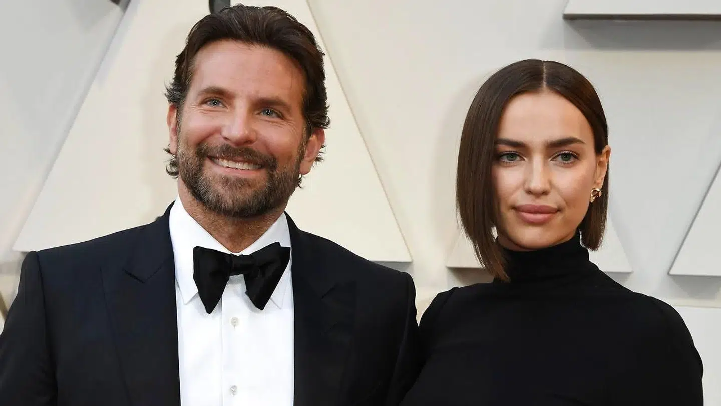 Bradley Cooper havde kæresten med til årets Oscar-uddeling, hvor hans optræden med Lady Gaga gav anledning til massive rygter om en romance mellem de to. (Foto: Scanpix)