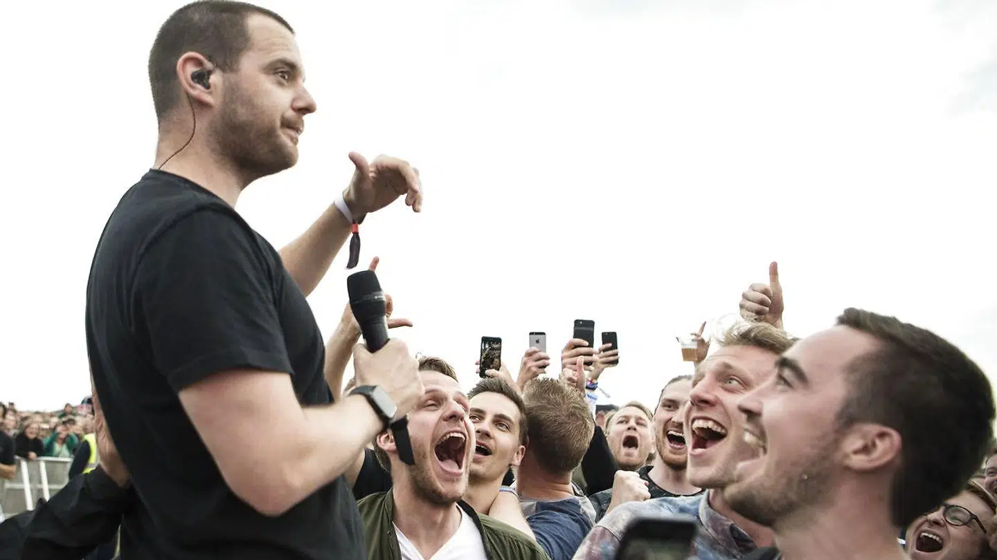 Mike Skinner besøgte flere gange publikum i pitten foran scenen på Northside.