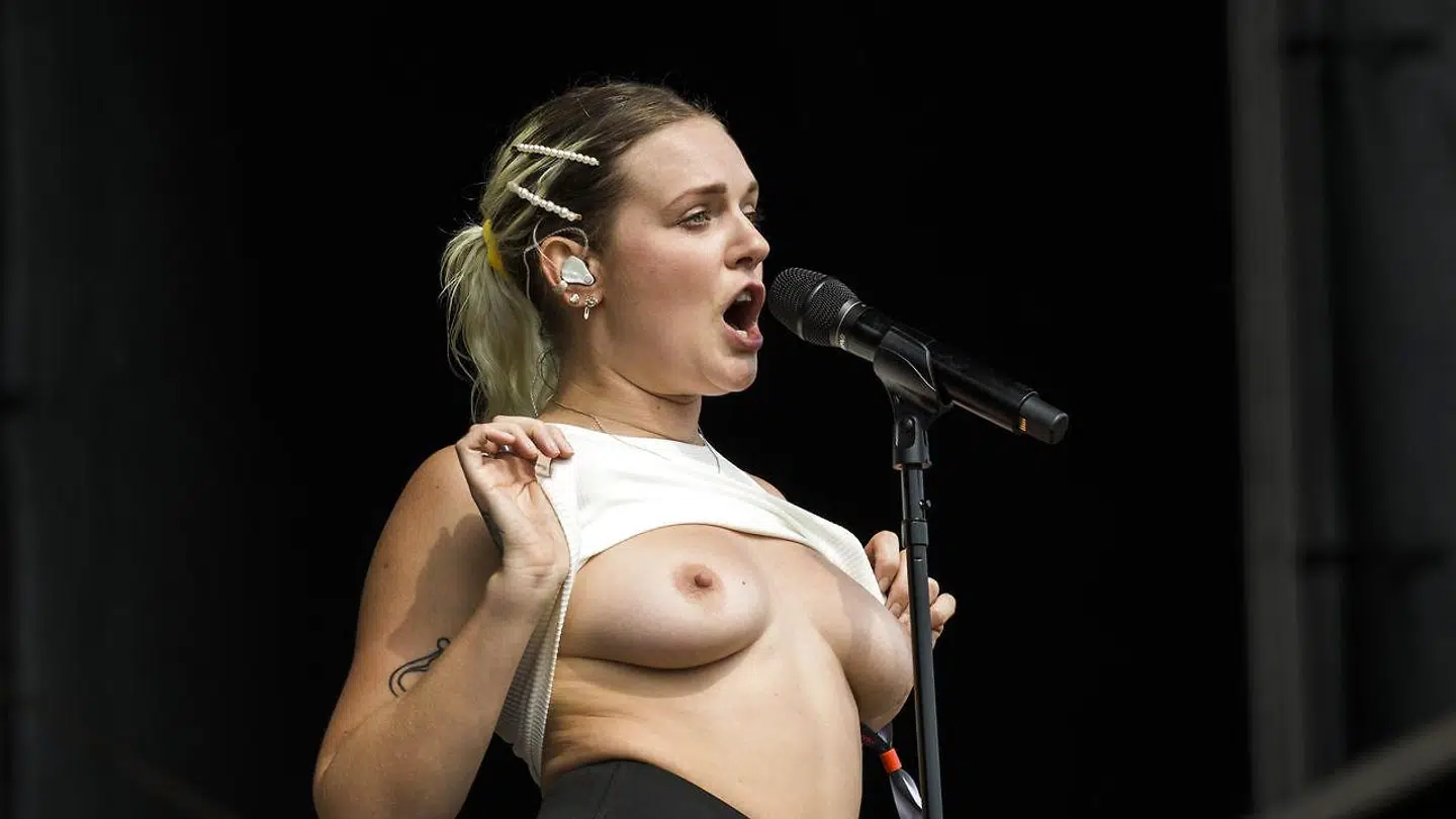Svenske Tove Lo åbner Green Stage på Northside i Aarhus torsdag den 6. juni 2019. I sangen "Talking bodies" viser sangerinden sine bryster til stor begejstring for publikum.. (Foto: Helle Arensbak/Ritzau Scanpix)