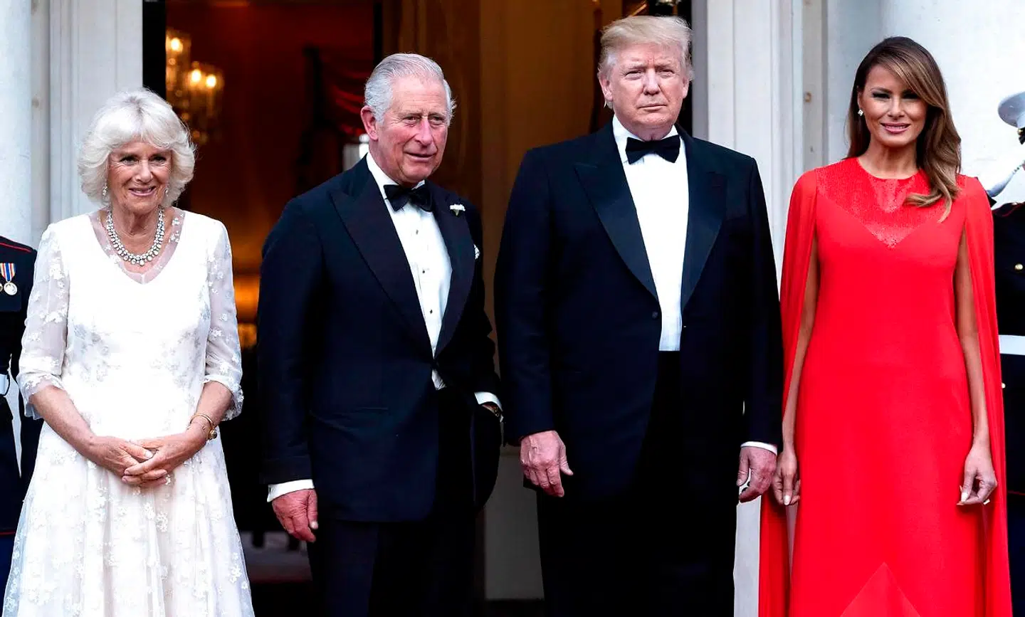 Det amerikanske præsidentpar fotograferet tirsdag aften med prins Charles og hans hustru hertuginde Camilla.