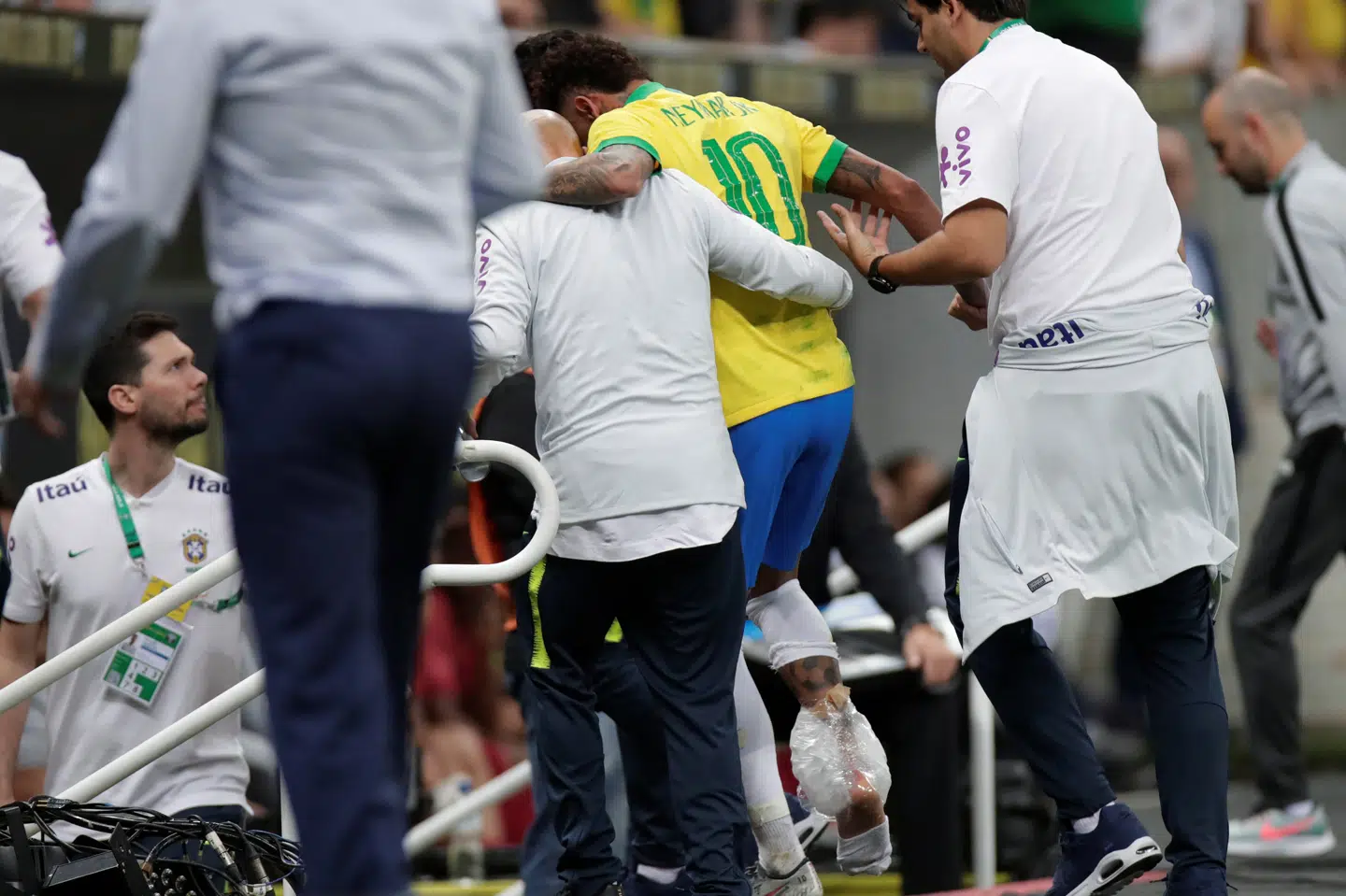 Neymar var i store smerter, da han forlod banen i kampen mod Qatar allerede tidligt i første halvleg. Ueslei Marcelino/Reuters