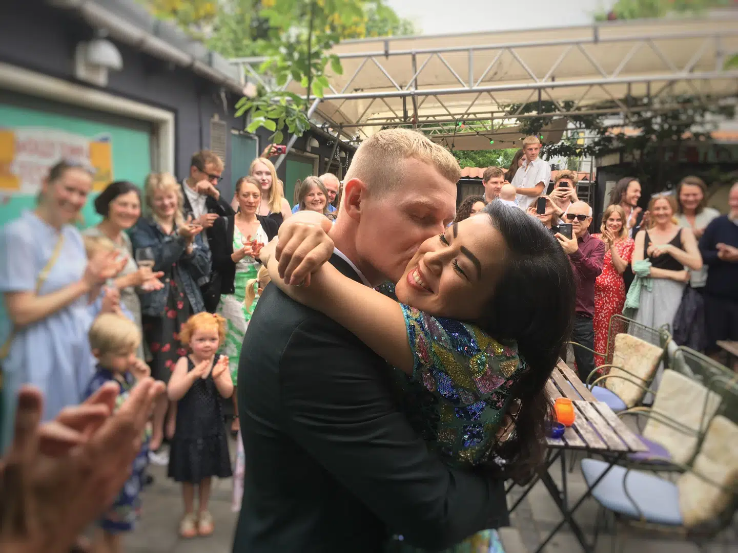 'Der var lidt tømmermænd, men vi er klar til weekendens koncerter. Tit performer man også lidt bedre på Tømmermænd,' skriver Niels Brandt.