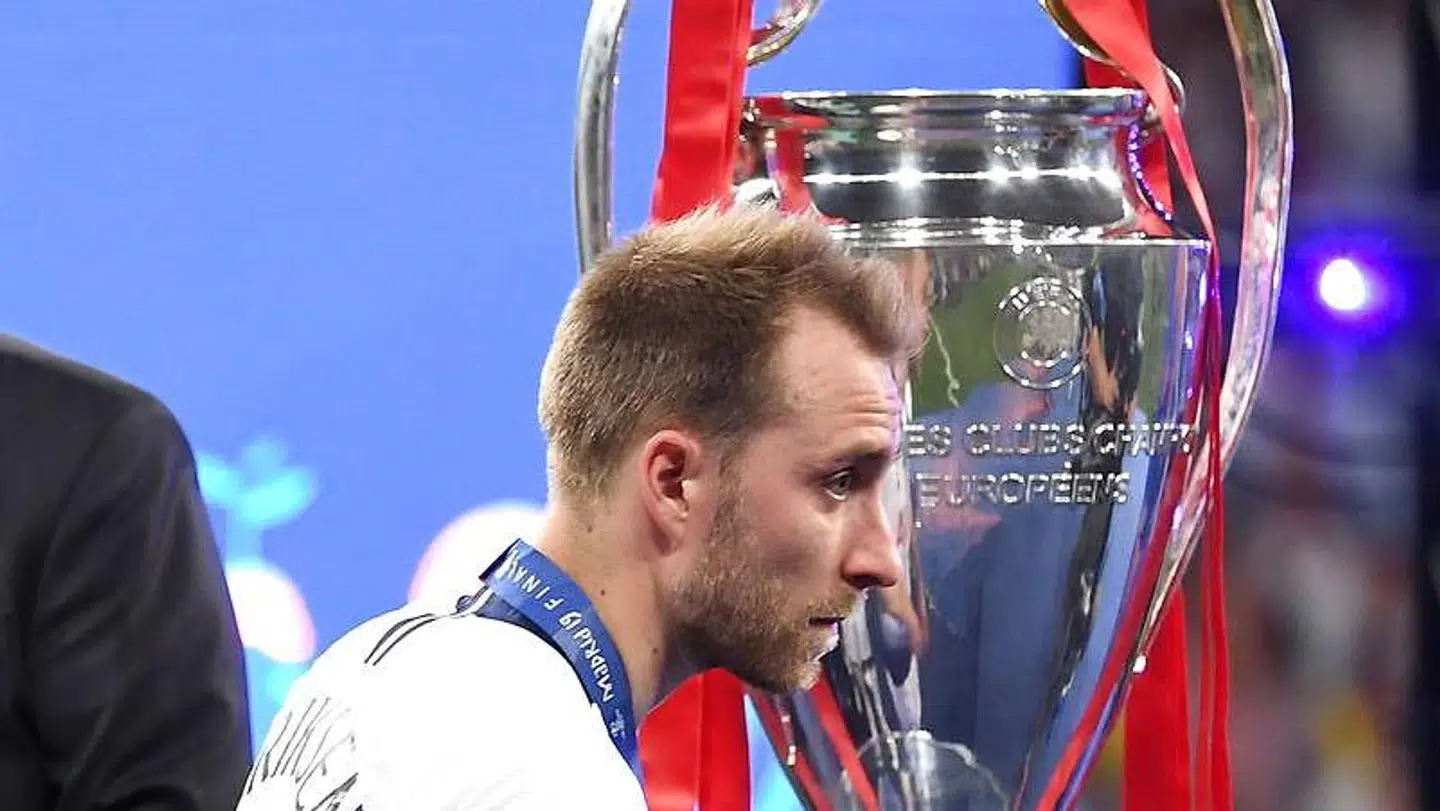 Tottenhams danske profil, Christian Eriksen, måtte gå skuffet forbi Champions League-trofæet efter finalenederlaget i lørdags til Liverpool.