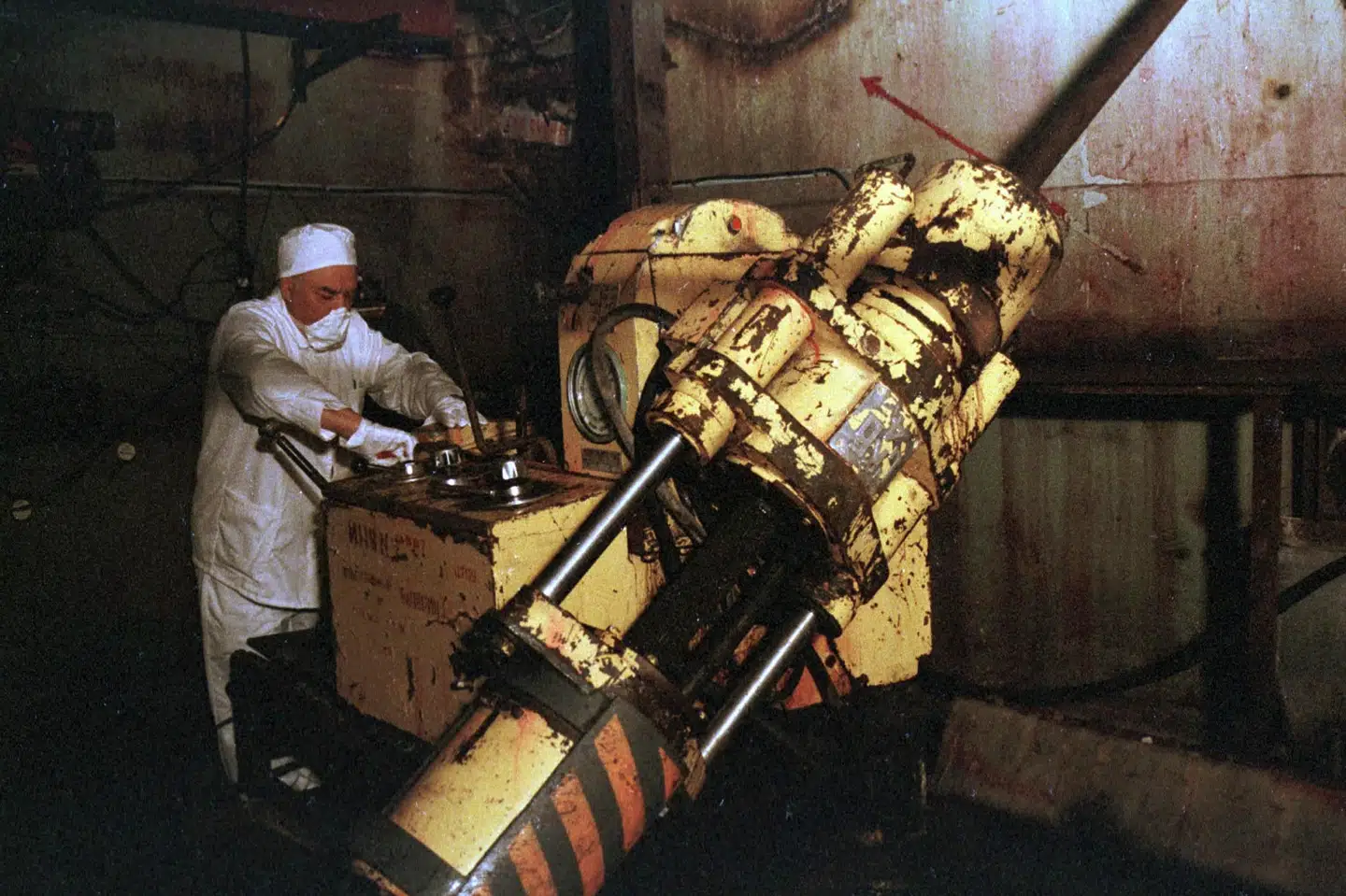 En mand tester med en kæmpe boremaskine, om den massive forsegling af Tjernobyl-værkets fjerde reaktor er holdbar. Billedet er fra 1997, 11 år efter atomkatastrofen. Missing/Reuters