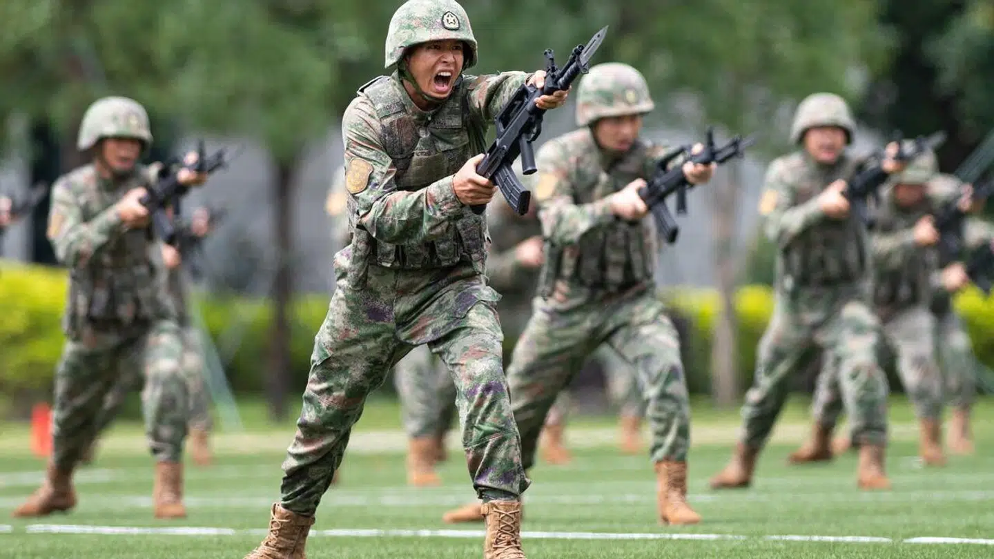 Over halvdelen af de adspurgte kinesere siger i et nyt studie, at de er klar til en krig mod Taiwan. Her er det specialtropper, der træner.