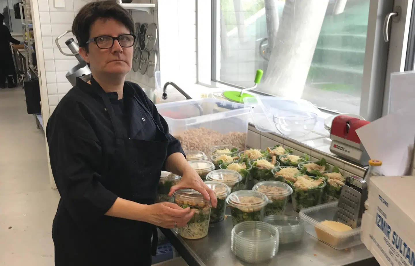 Karina Rasmussen var på kontanthjælp i 18 år. Nu er det lykkedes hende at få et job hos catering-firmaet Simply Cooking.