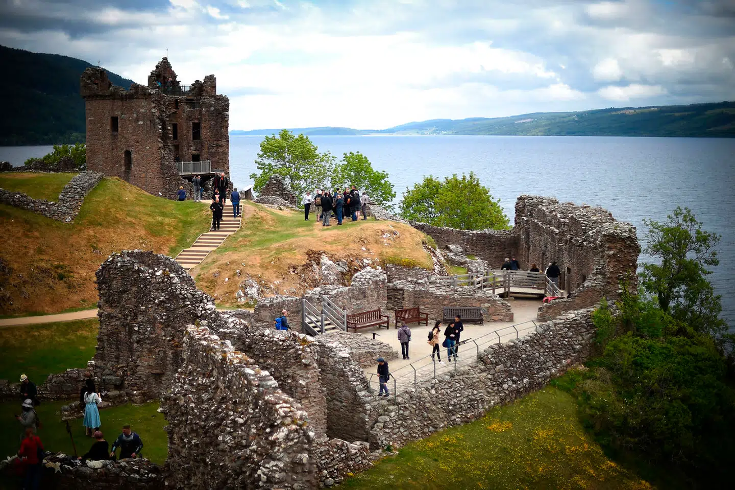 Her fra ruinerne af Urquhart Castle så et amerikansk par i 2018 monsteret i Loch Ness.
