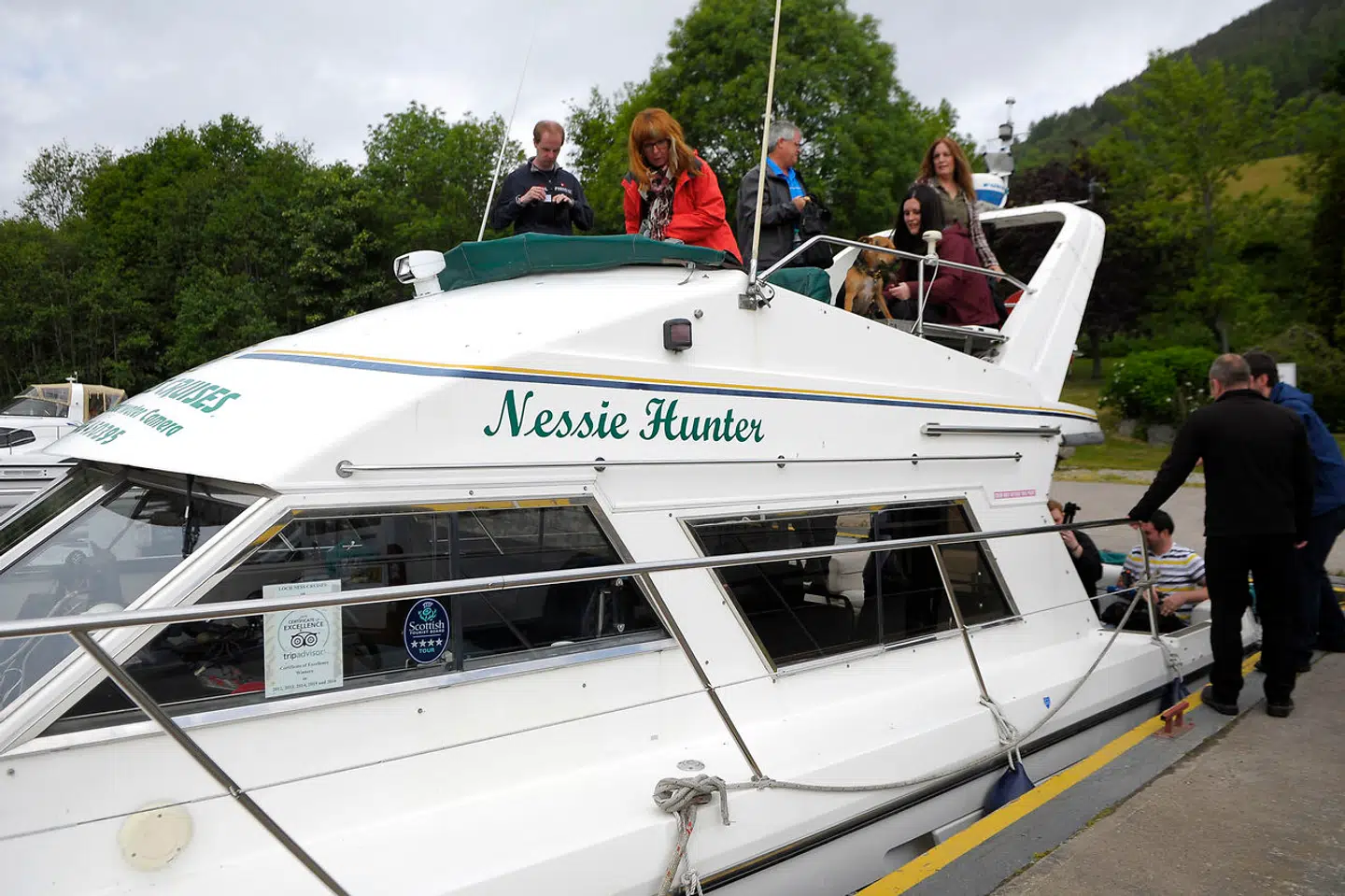Turister er klar til en tur på båden 'Nessie Hunter' på Loch Ness.
