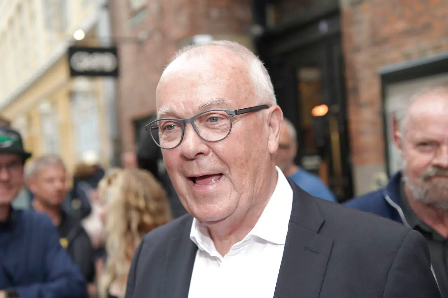 Ole Olsen på den røde løber til forpremieren på 'Kongernes fald'.