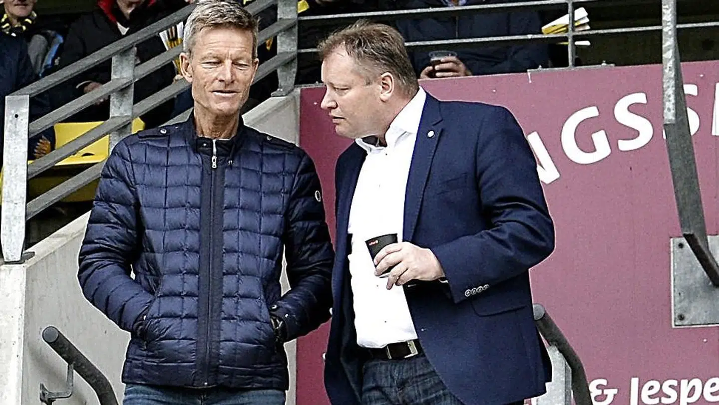 Vendsyssel FF's sportschef, Ole Nielsen, til højre, i samtale med kvindelandsholdets træner, Lars Søndergaard, under en kamp tidligere på sæsonen i Hjørring.