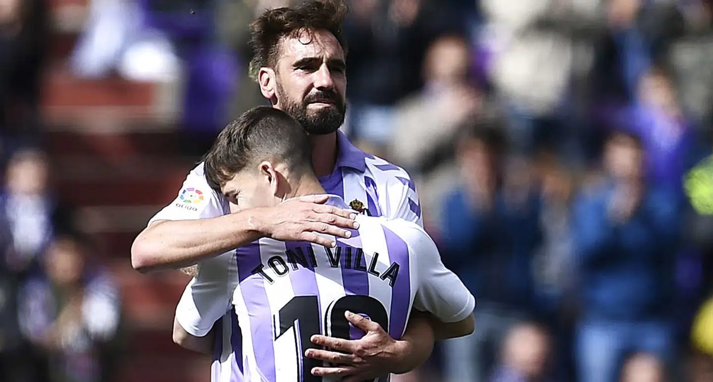 Borja Fernandez (bagerst) krammer holdkammeraten Toni Villa i løbet af kampen mod Valencia.