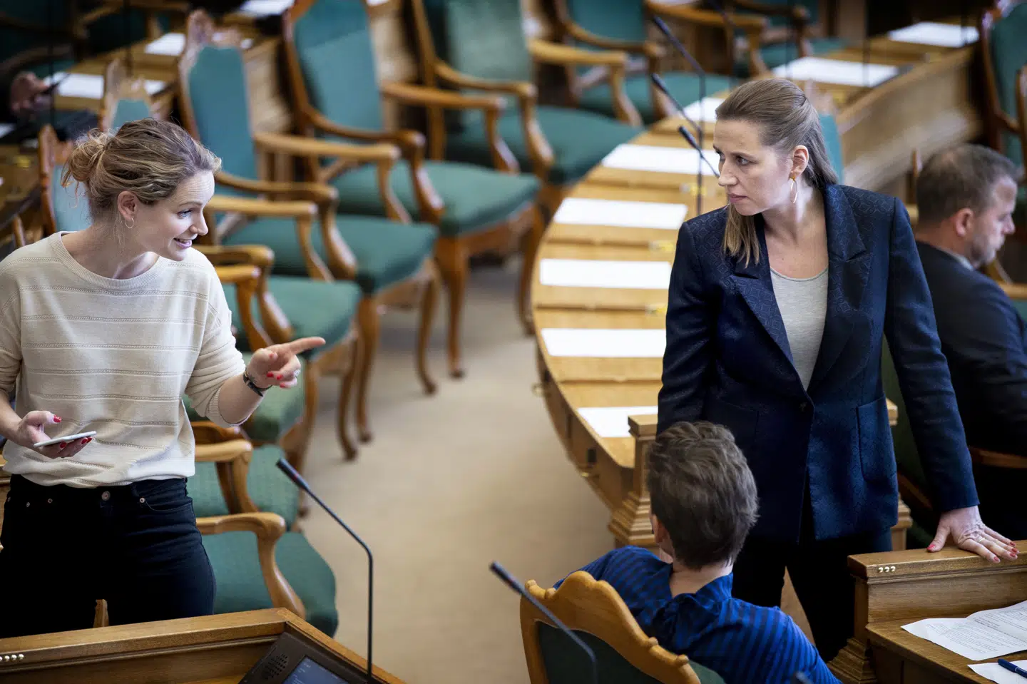 Enhedslistens politiske ordfører, Pernille Skipper (til venstre), stiller et nyt krav til Socialdemokratiets formand, Mette Frederiksen (til højre), om at syge arbejdsløse ikke længere skal arbejdsprøves. (Arkivfoto) Liselotte Sabroe/Ritzau Scanpix