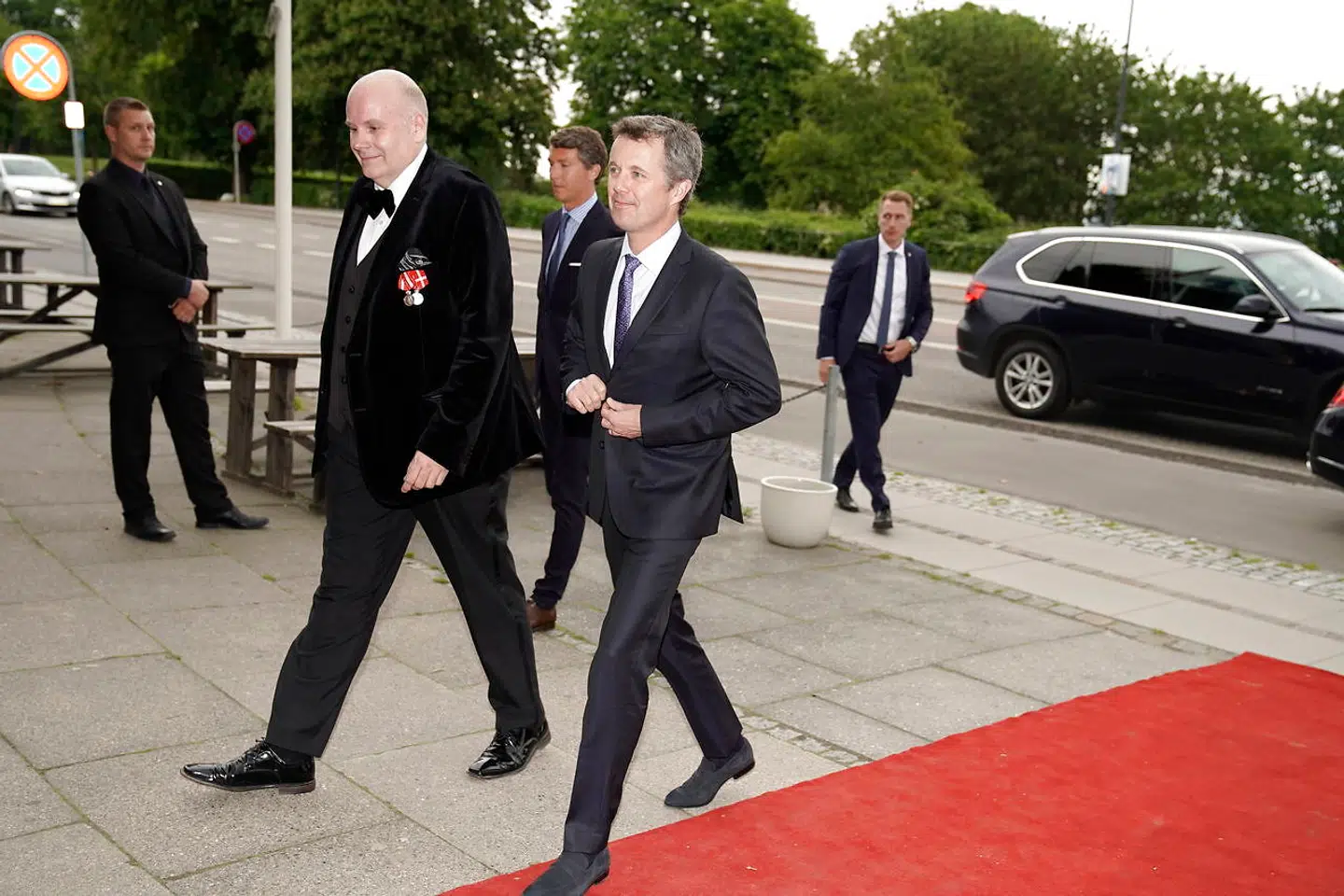 Kronrpins Frederik gik hurtigt forbi pressen.