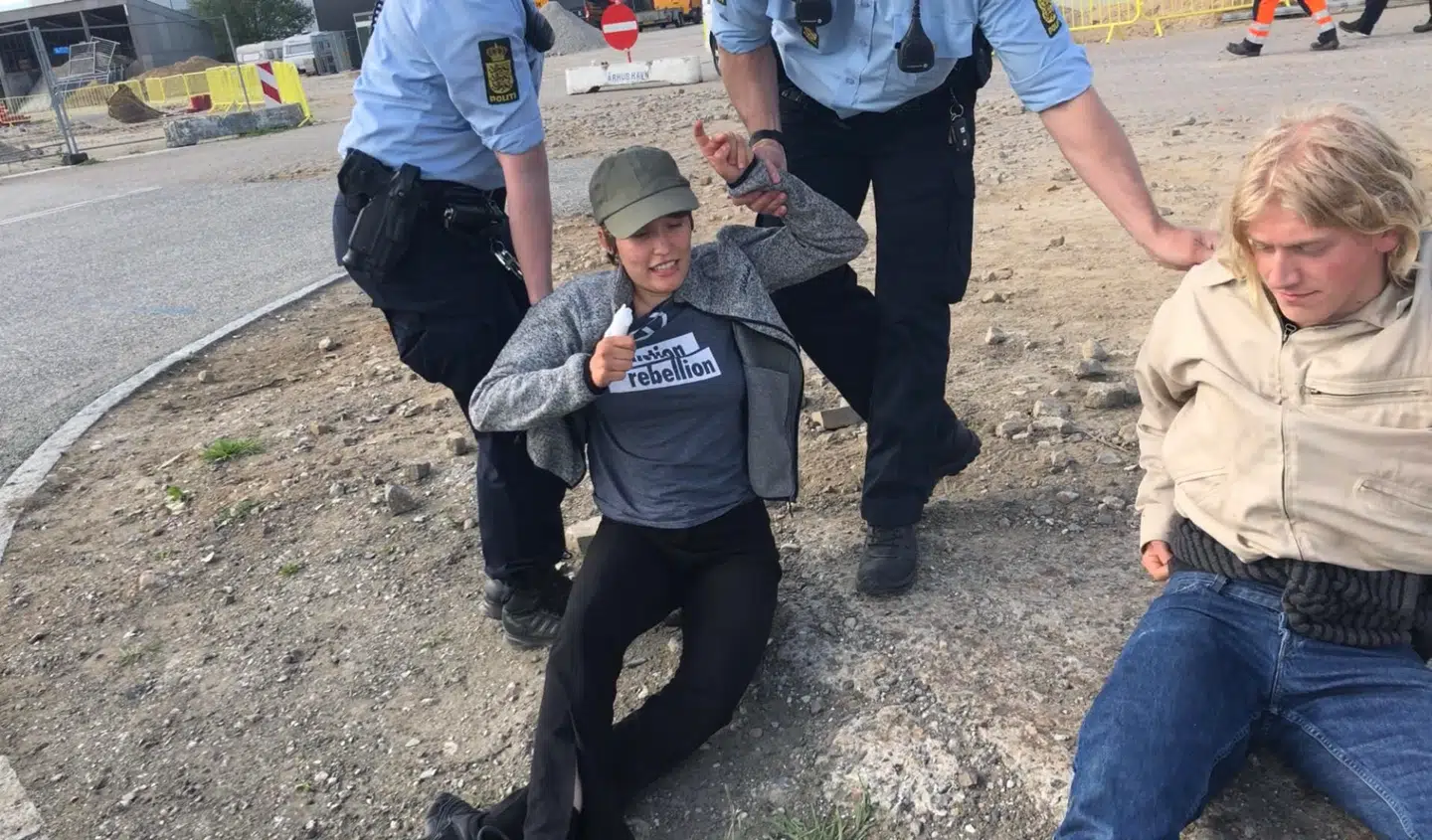 En betjent med en sløv kniv kom til at skære i Laura Kjøllers finger. Han gav hende også bandage på.