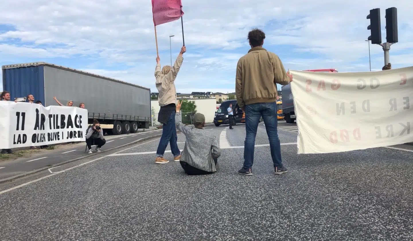 To af aktivisterne skrev en sang sidt de var i detentionen som blandt andetblev sunget under aktionen.