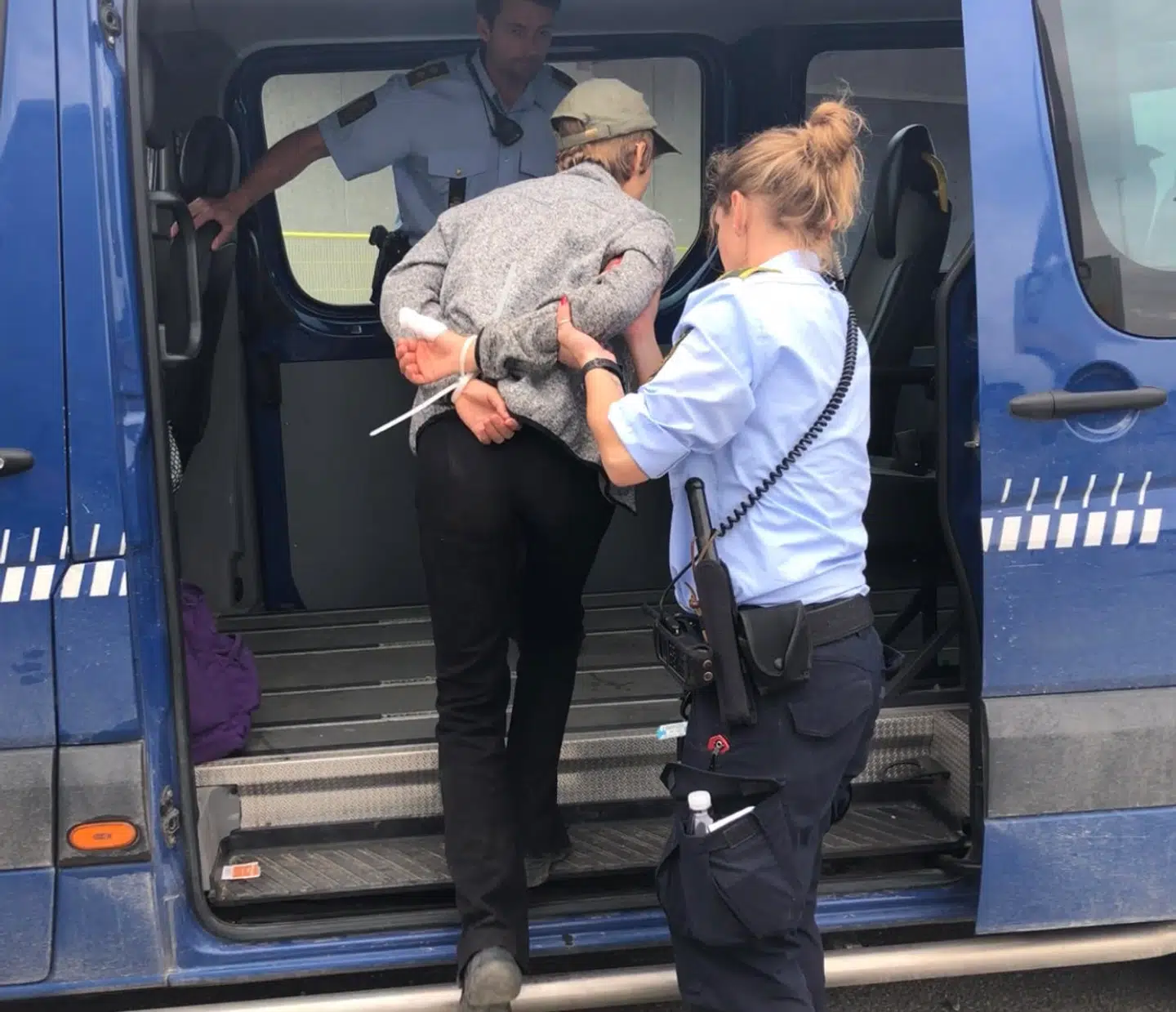 Aktivisterne var meget venlige over for betjentene, som da også kvitterede med et smil eller to.