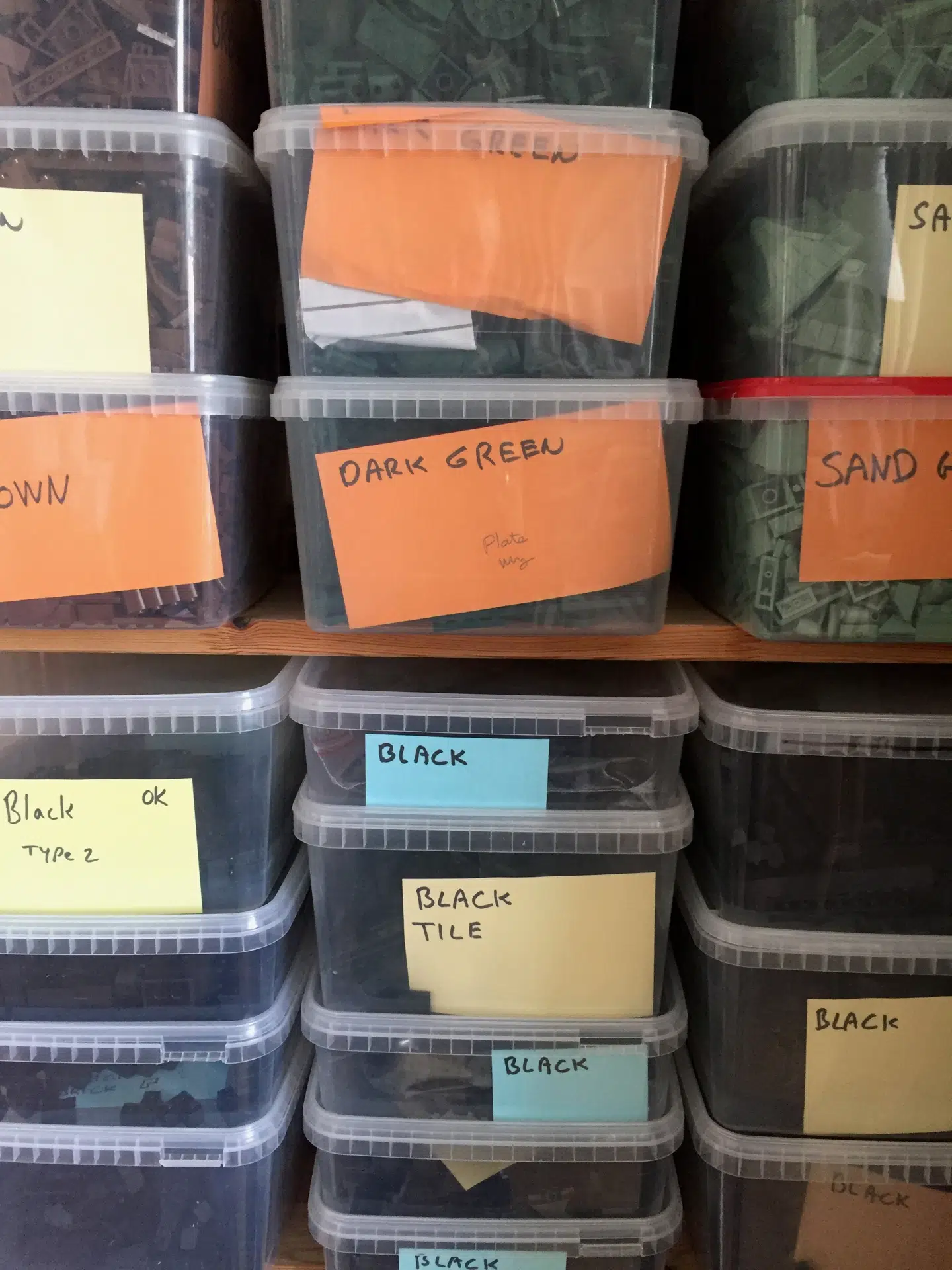 John Thomsens klodser er sorteret efter farve og type.