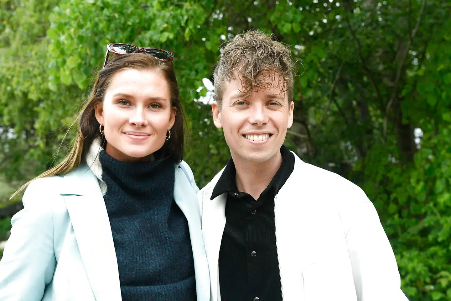 B.T. mødte Mads Langer og Julie Lillelund, da sangeren var på vej mod en helikopter, som skulle flyve ham til festivallen 'Hede Rytmer' i Silkeborg, hvor han skulle spille. Han kom senere tilbage til middag og fest.