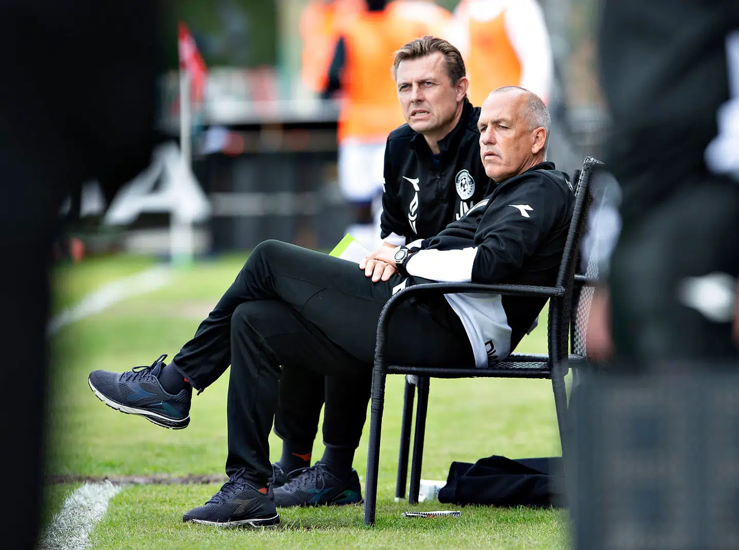 Vendsyssel FF's cheftræner, Peter Enevoldsen, sammen med sin assistent Jan Michaelsen under klubbens uafgjorte Superliga-playoff-kamp mod Lyngby BK.