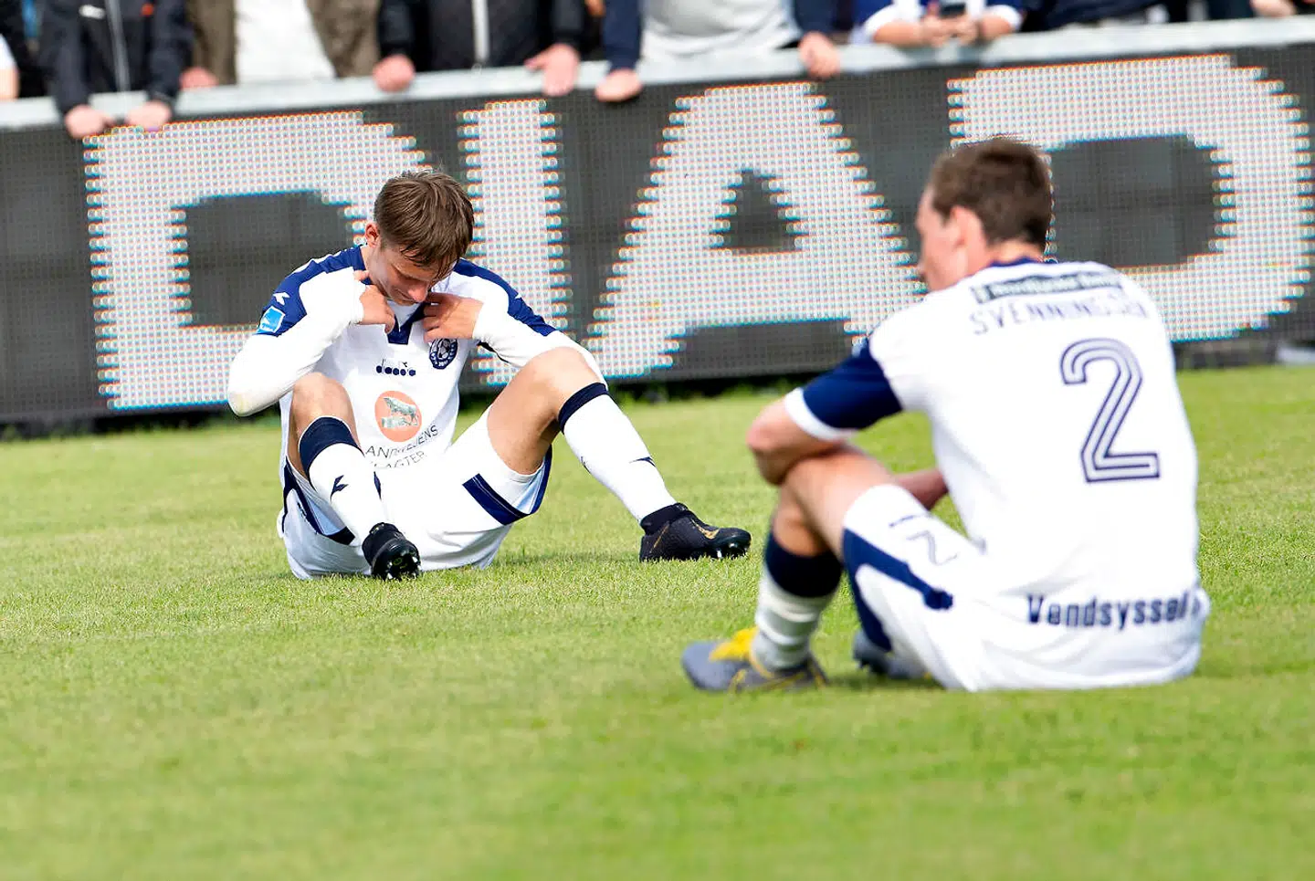 Vendsyssel-spillerne Jeppe Svenningsen og Andreas Kaltoft ærgrer sig over nedrykningen.