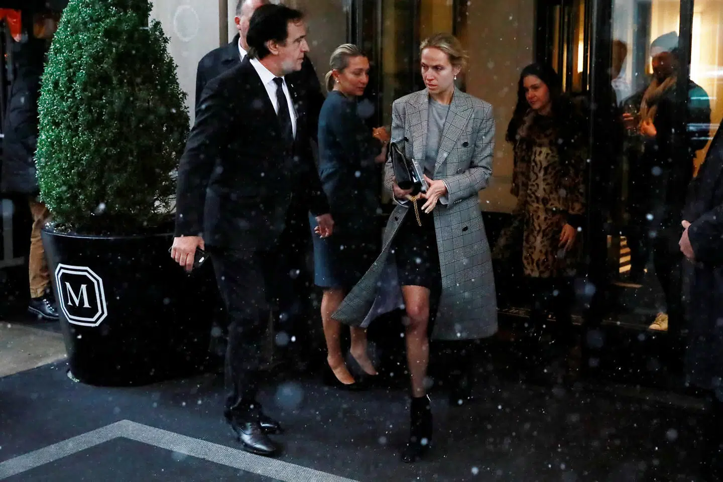 Designer Misha Nonoo forlader den babyshower, der blev holdt for hertuginde Meghan af Sussex. REUTERS/Andrew Kelly