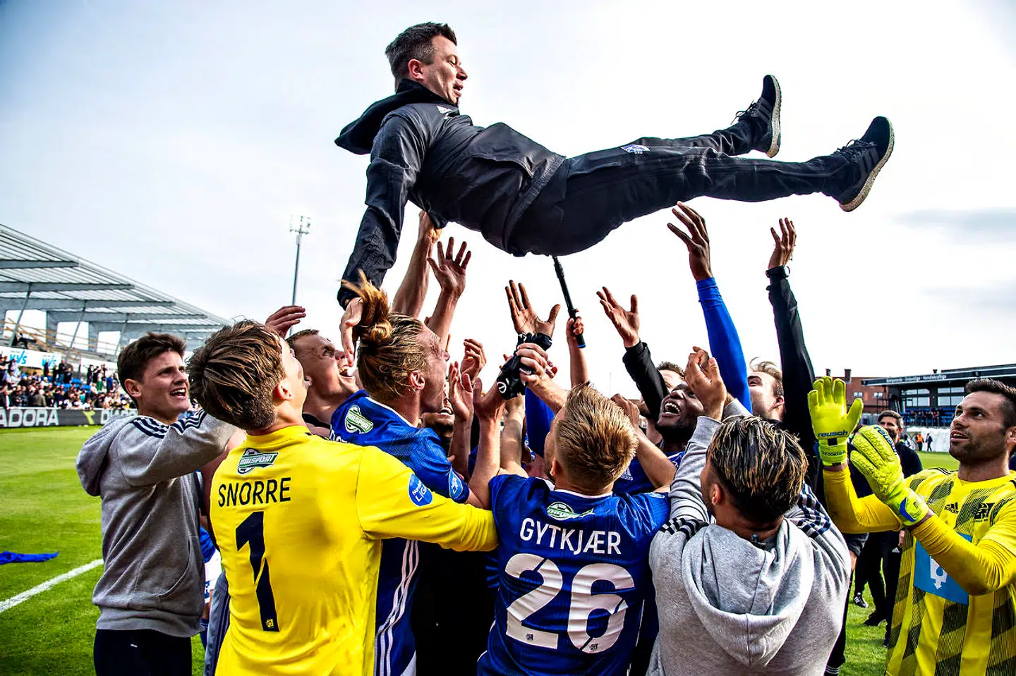 Lyngby BK's cheftræner Christian Nielsen får en lufttur efter sejren og oprykningen til Superligaen.