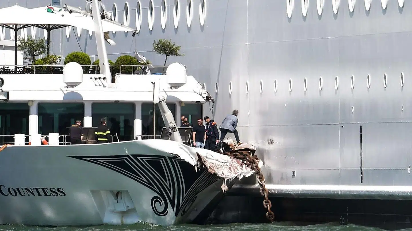 Et krydstogtskib sejlede søndag ind i en turistbåd i Venedig. Syv danskere var ombord. (Photo by Andrea PATTARO / AFP)