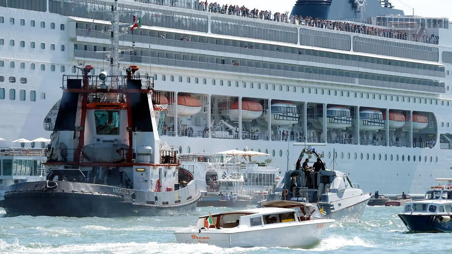 Et krydstogtskib sejlede søndag ind i en turistbåd i Venedig. Syv danskere var ombord. REUTERS/Manuel Silvestri