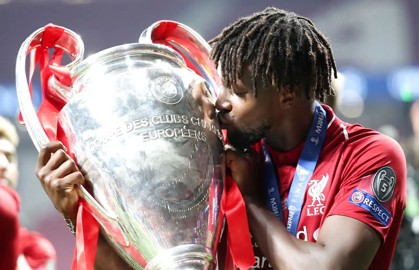 Divock Origi med Champions League-trofæet.
