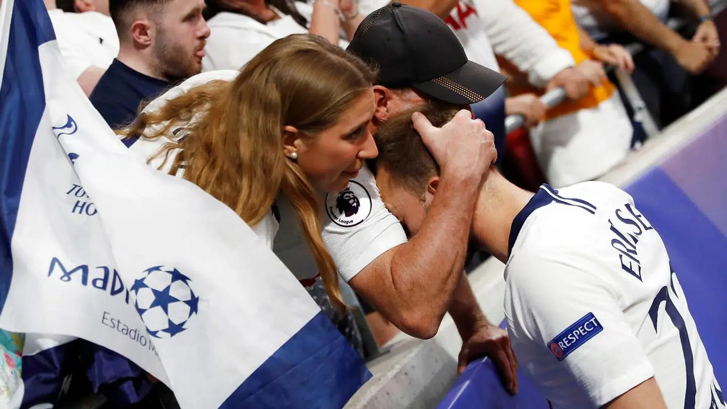 Christian Eriksen bliver trøstet efter kampen.