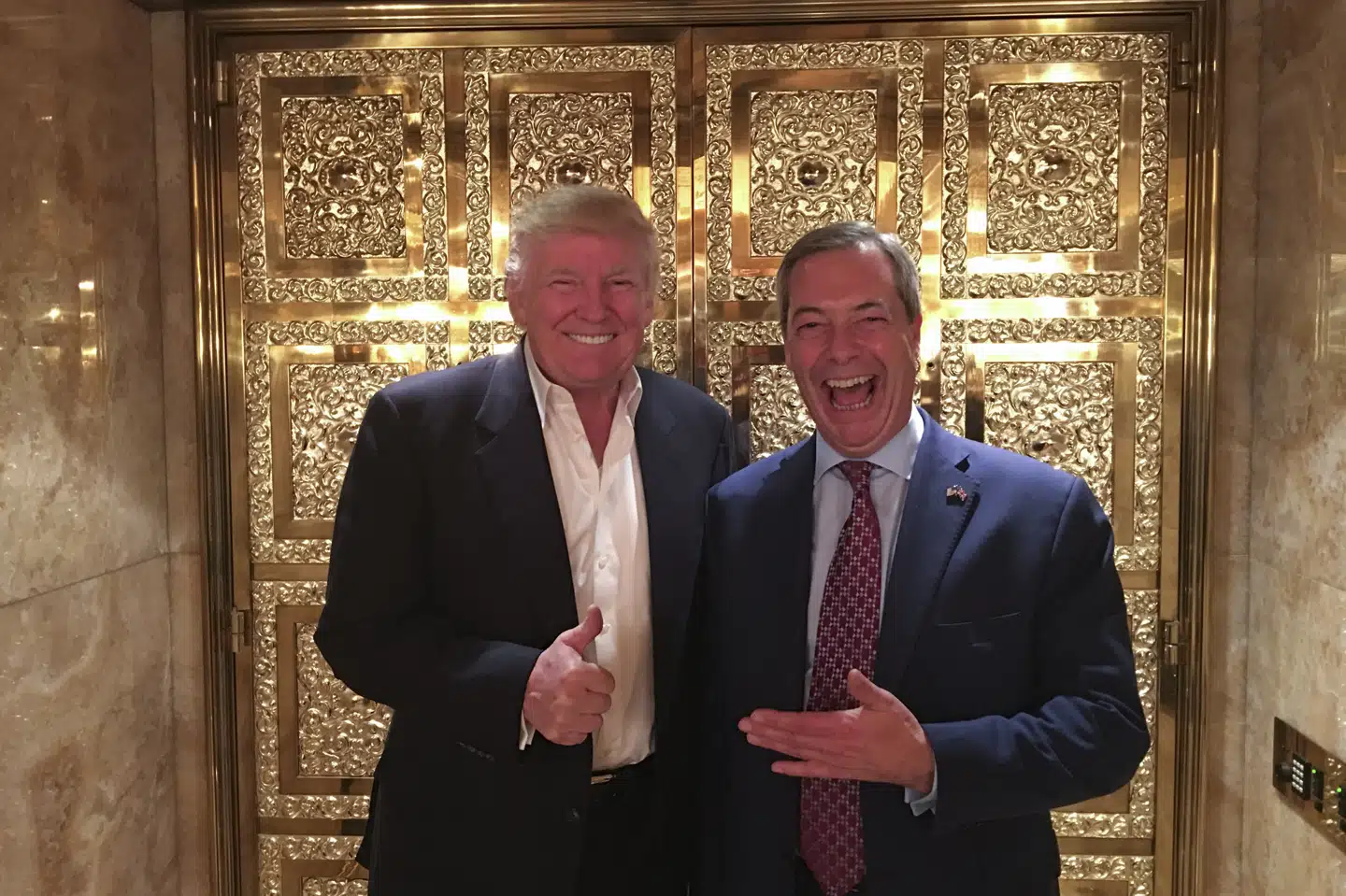 Trump, der her ses med den prominente brexit-tilhænger Nigel Farage i 2016, har længe talt positivt om briternes exit fra EU. I et interview peger han nu på Farage som den ideelle chefforhandler i næste runde af brexitforhandlinger. Andy Wigmore/Ritzau Scanpix