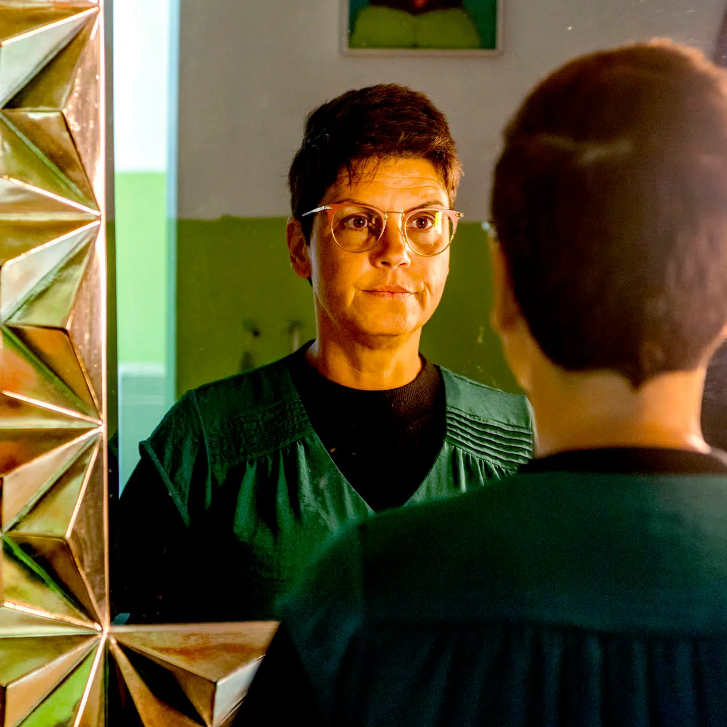 Marlene Simoni i sit hjem i Rødovre. Spejlet stammer fra en klinik, hvor hun arbejdede som prostitueret.