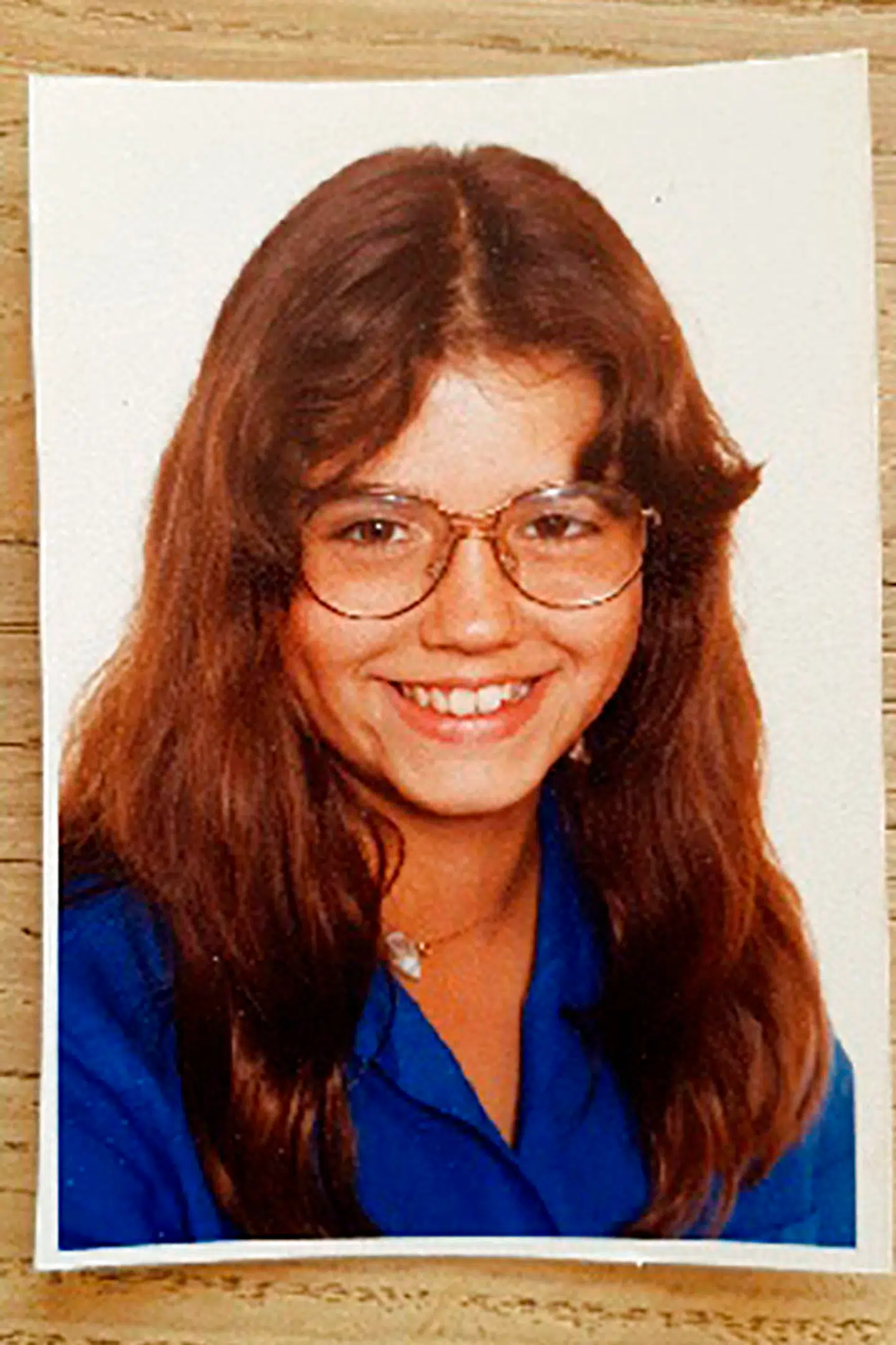 Marlene Simoni voksede op med incest. Hun var 11 år første gang, hun rakte hånden ud og bad om penge, efter en mand har brugt hende. Pengene gav hende en følelse af at have magten, en følelse som har været vigtig for hende - også som prostitueret.