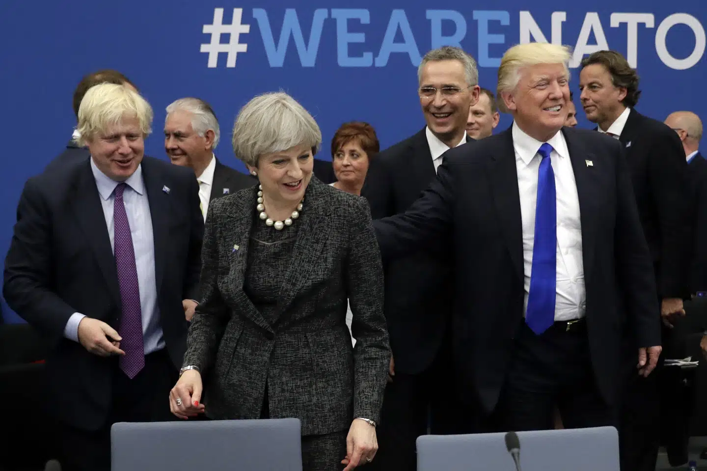 Donald Trump, der her ses sammen med premierminister i Storbritannien Theresa May og daværende udenrigsminister Boris Johnson ved et Nato-møde i 2017, siger i et interview, at sidstnævnte vil være en fremragende ny premierminister i Storbritannien. Matt Dunham/Ritzau Scanpix