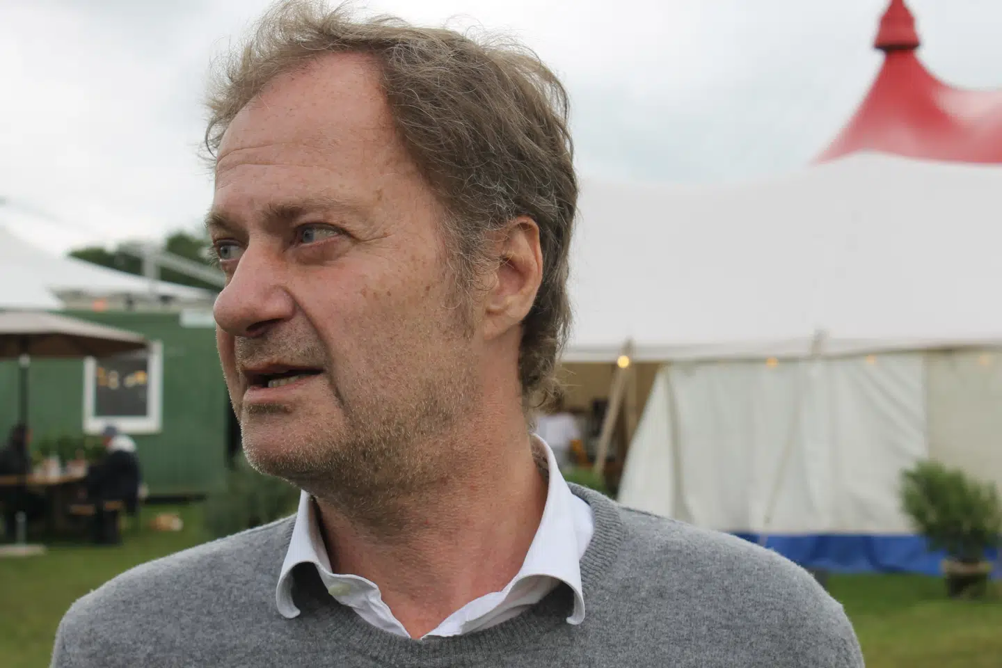 Knud Romer arbejder hårdt på at færdiggøre en novellesamling og en roman, inden han bliver helt blind. (Foto: Mariah Leitisstein)