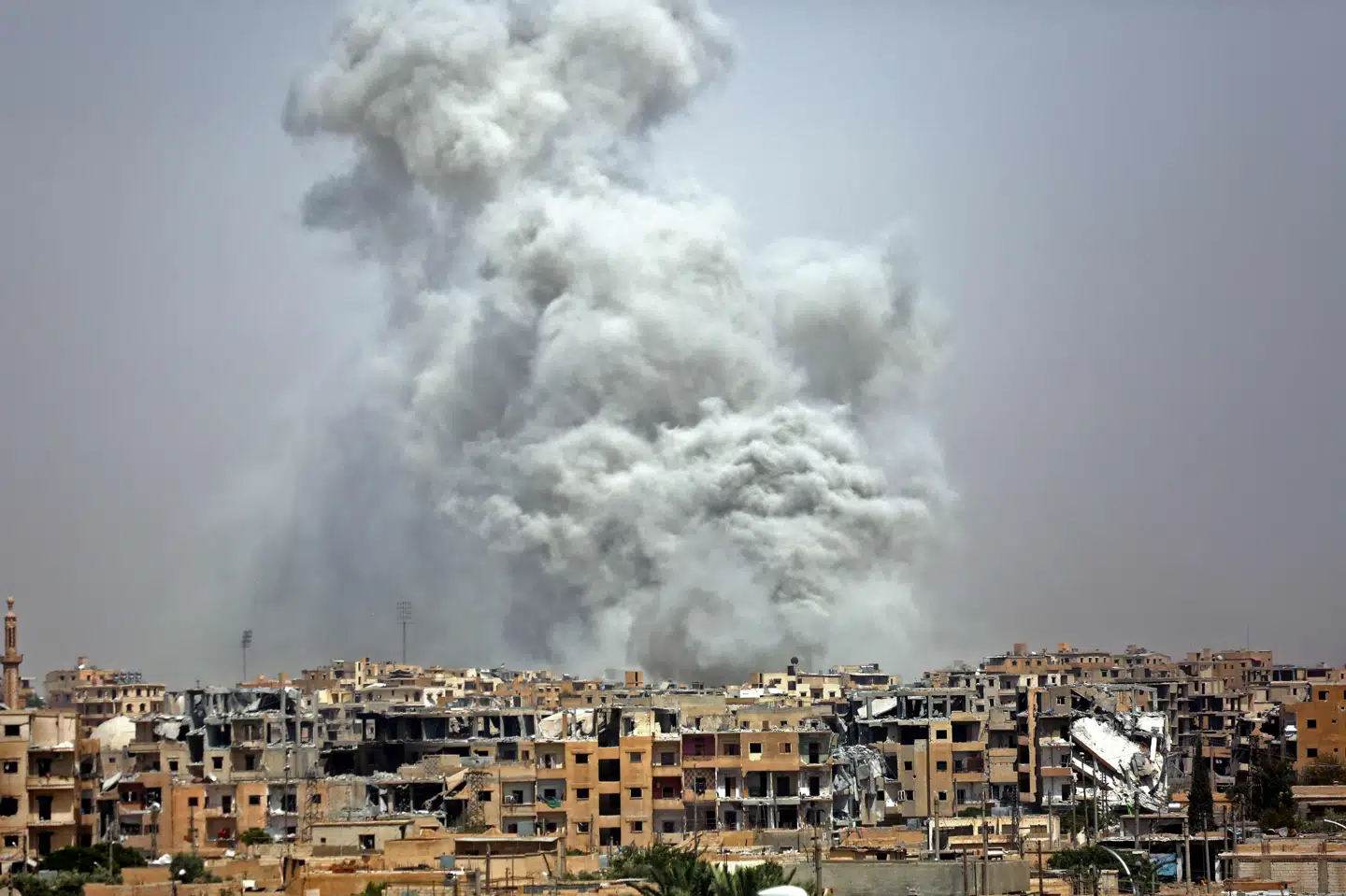 I en rapport fra Amnesty International og Airwars er de to organisationer kommet frem til, at mindst 1600 civile blev dræbt alene i den amerikanskledede koalitions fire måneder lange slag mod Islamisk Stat i den militante gruppes hovedby, Raqqa i Syrien. (Arkivfoto) Delil Souleiman/Ritzau Scanpix