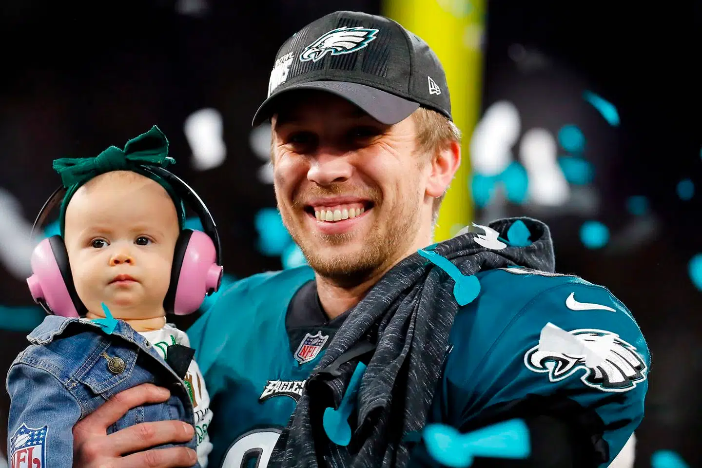 Nick Foles ses her sammen med sin datter, Lily Foles, efter Super Bowl-triumfen tilbage i februar.