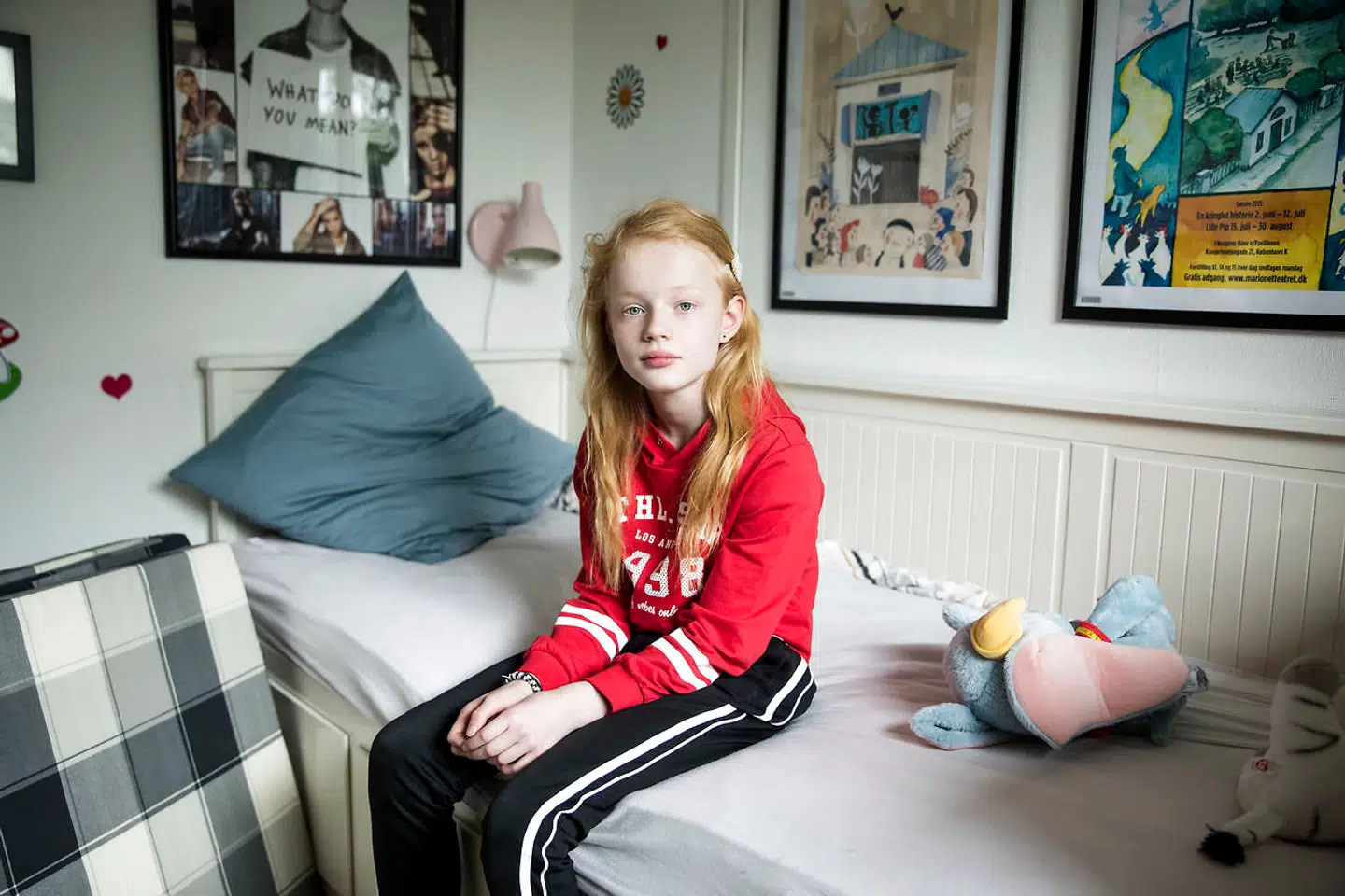 Sarah er normalt begavet, men har ADHD. Hun går derfor på specialkole. En dag bemærkede hun selv, at alle andre forældre i hendes klasse var blevet skilt. Monica og Søren er stadig sammen, men hun forstår godt, at kampene kan slide et forhold op.