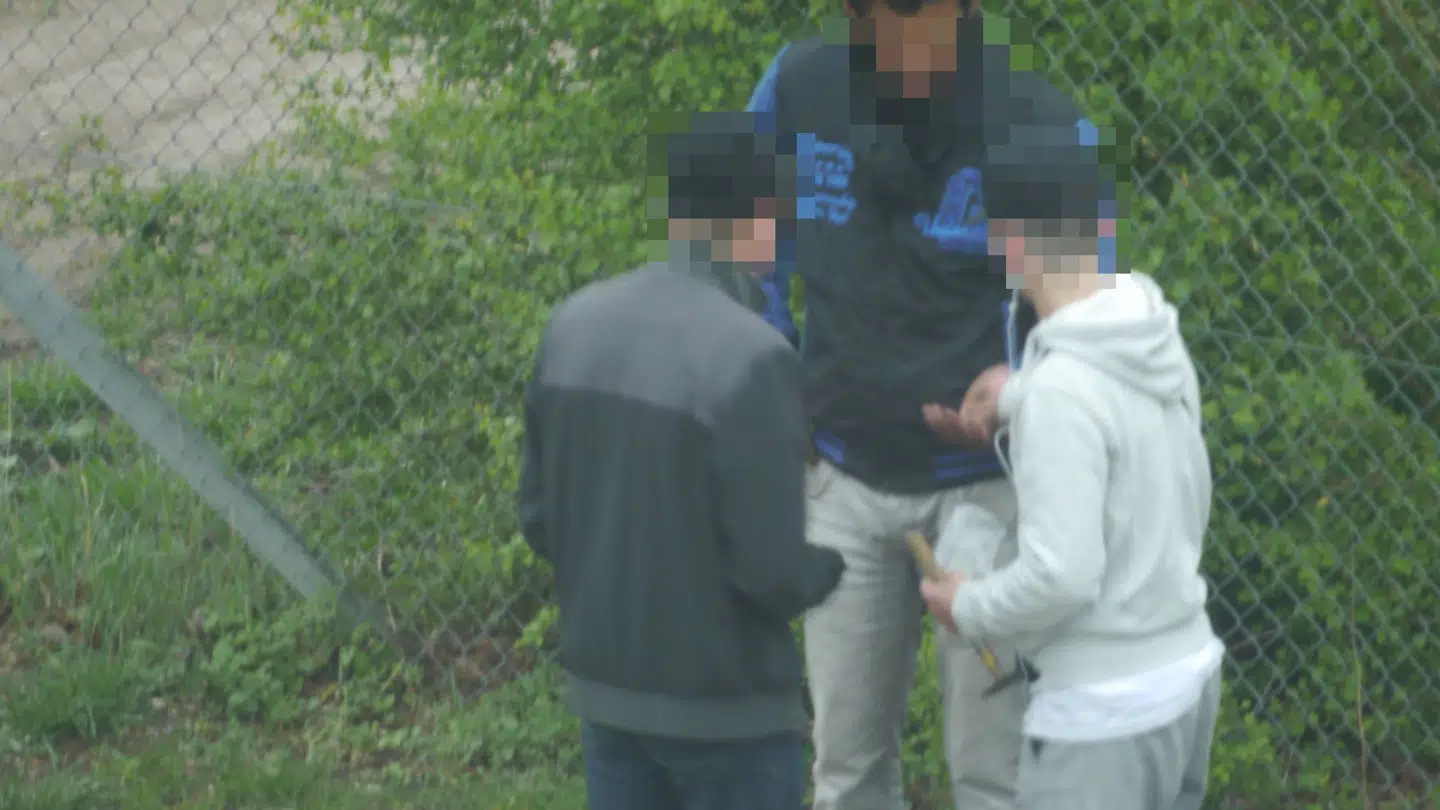 Billeder, som en beboer i Bellahøj Nord har taget ud af sit vindue. Beboeren har også sendt dem til politiet.
